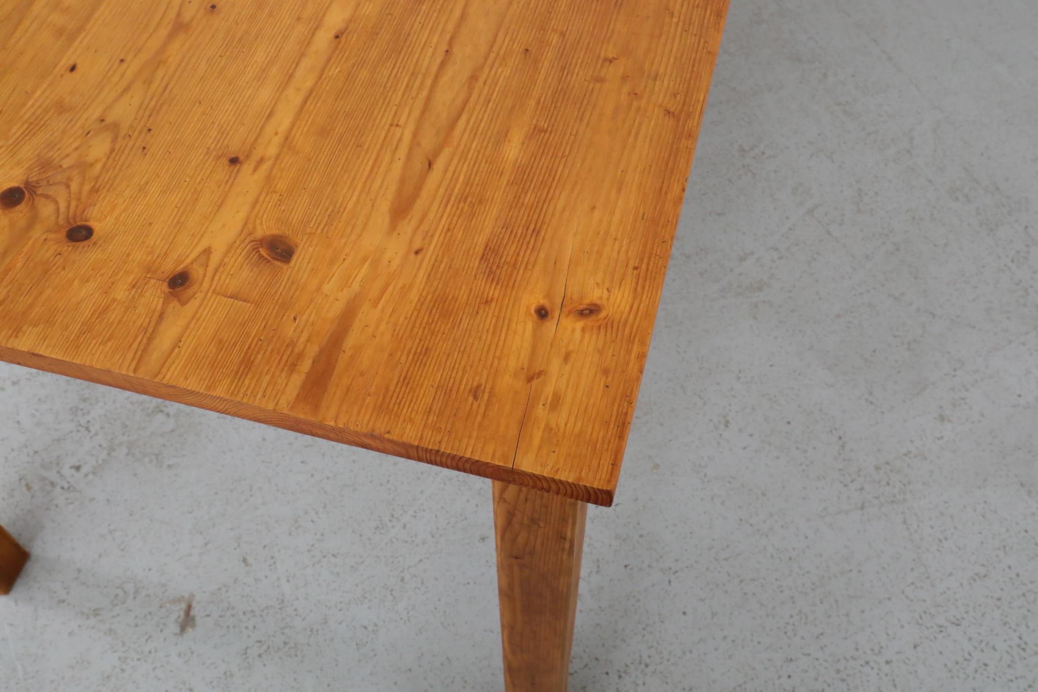 Ilmari Tapiovaara-Stil Kiefernholz-Bauerntisch oder Schreibtisch mit schöner Holzmaserung im Angebot 8
