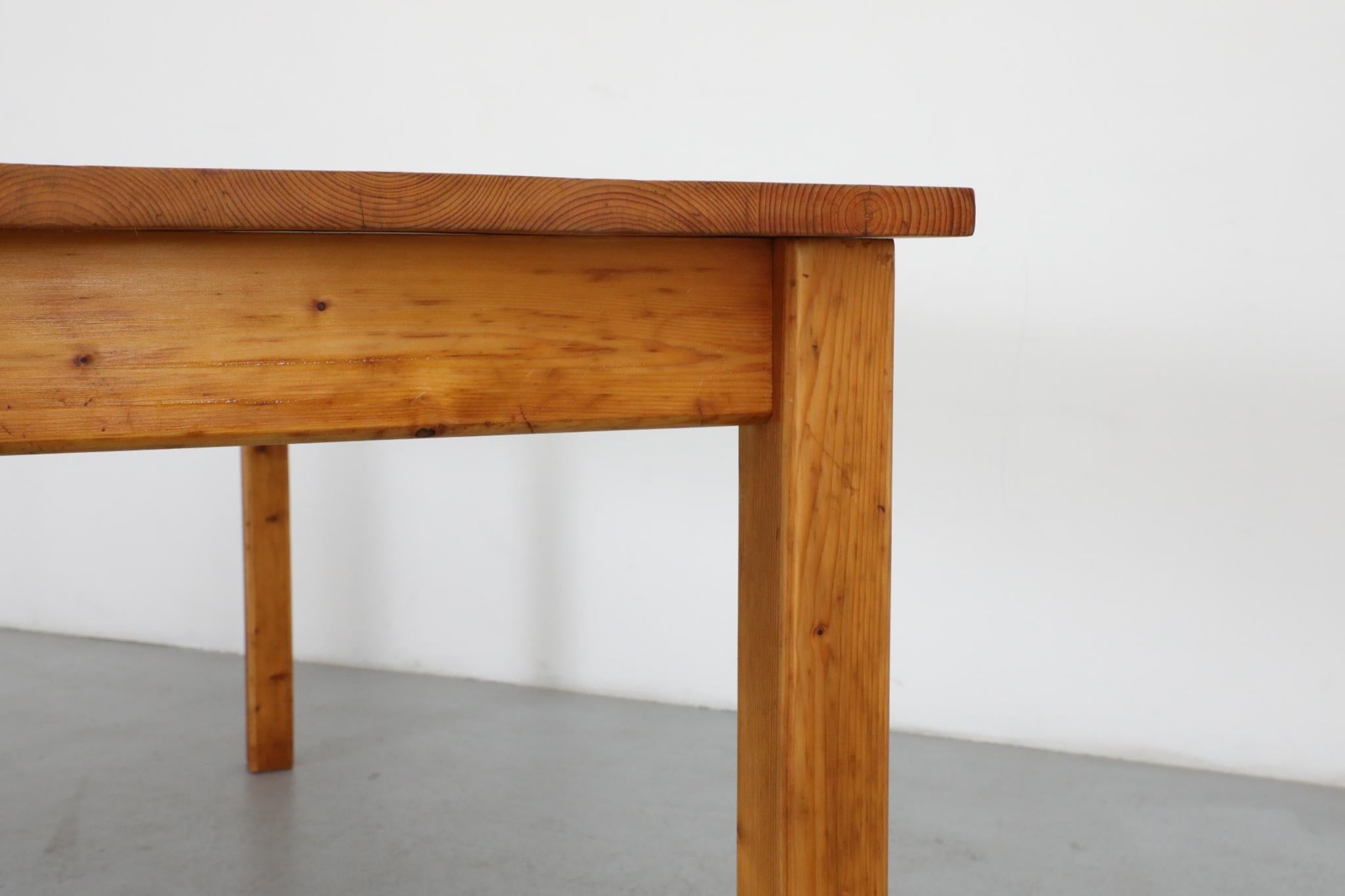 Ilmari Tapiovaara-Stil Kiefernholz-Bauerntisch oder Schreibtisch mit schöner Holzmaserung im Angebot 9