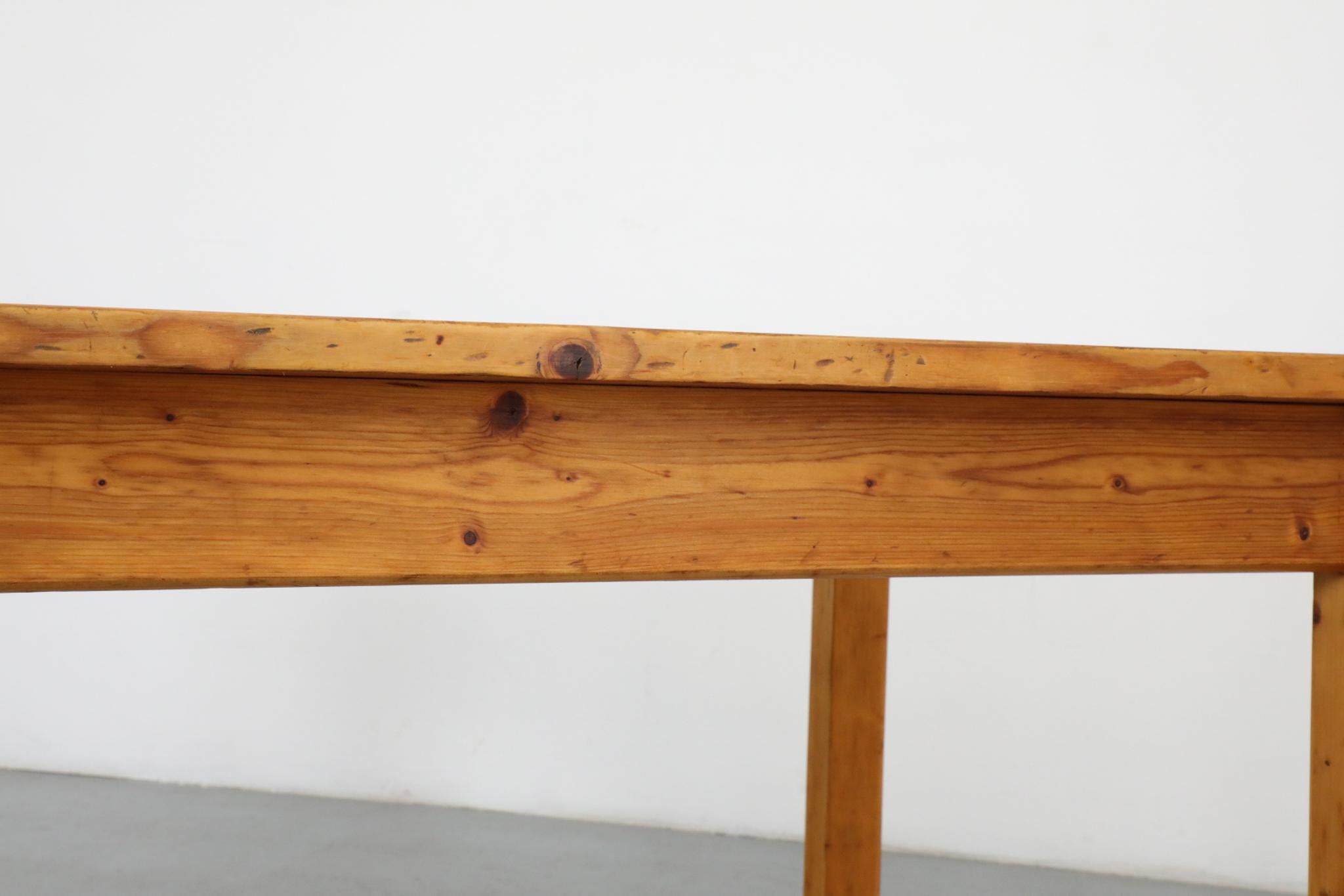 Ilmari Tapiovaara-Stil Kiefernholz-Bauerntisch oder Schreibtisch mit schöner Holzmaserung im Angebot 14