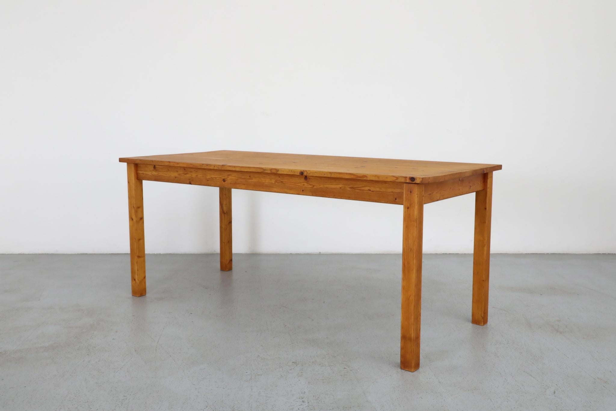Ilmari Tapiovaara-Stil Kiefernholz-Bauerntisch oder Schreibtisch mit schöner Holzmaserung (Moderne der Mitte des Jahrhunderts) im Angebot