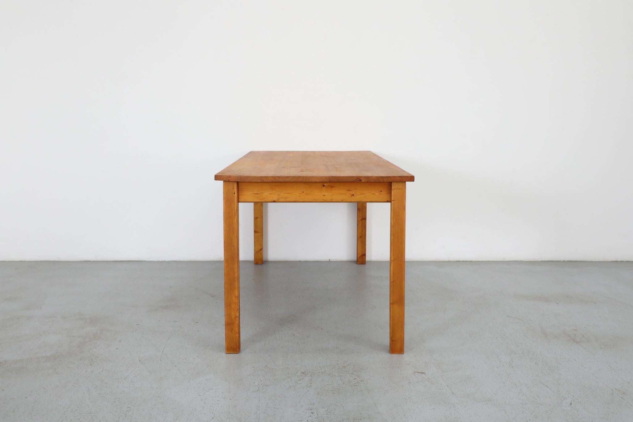 Ilmari Tapiovaara-Stil Kiefernholz-Bauerntisch oder Schreibtisch mit schöner Holzmaserung (Niederländisch) im Angebot