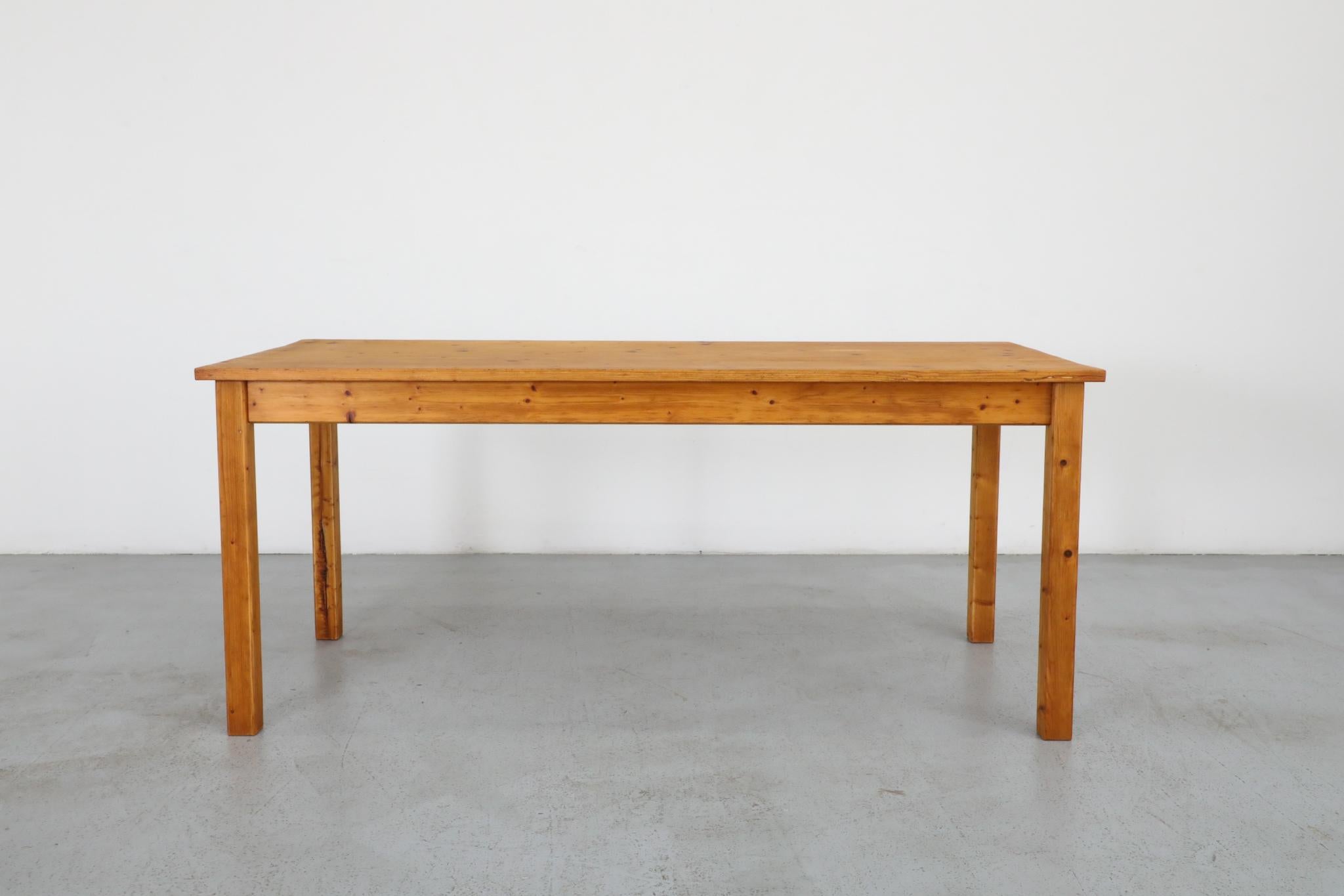 Ilmari Tapiovaara-Stil Kiefernholz-Bauerntisch oder Schreibtisch mit schöner Holzmaserung (20. Jahrhundert) im Angebot