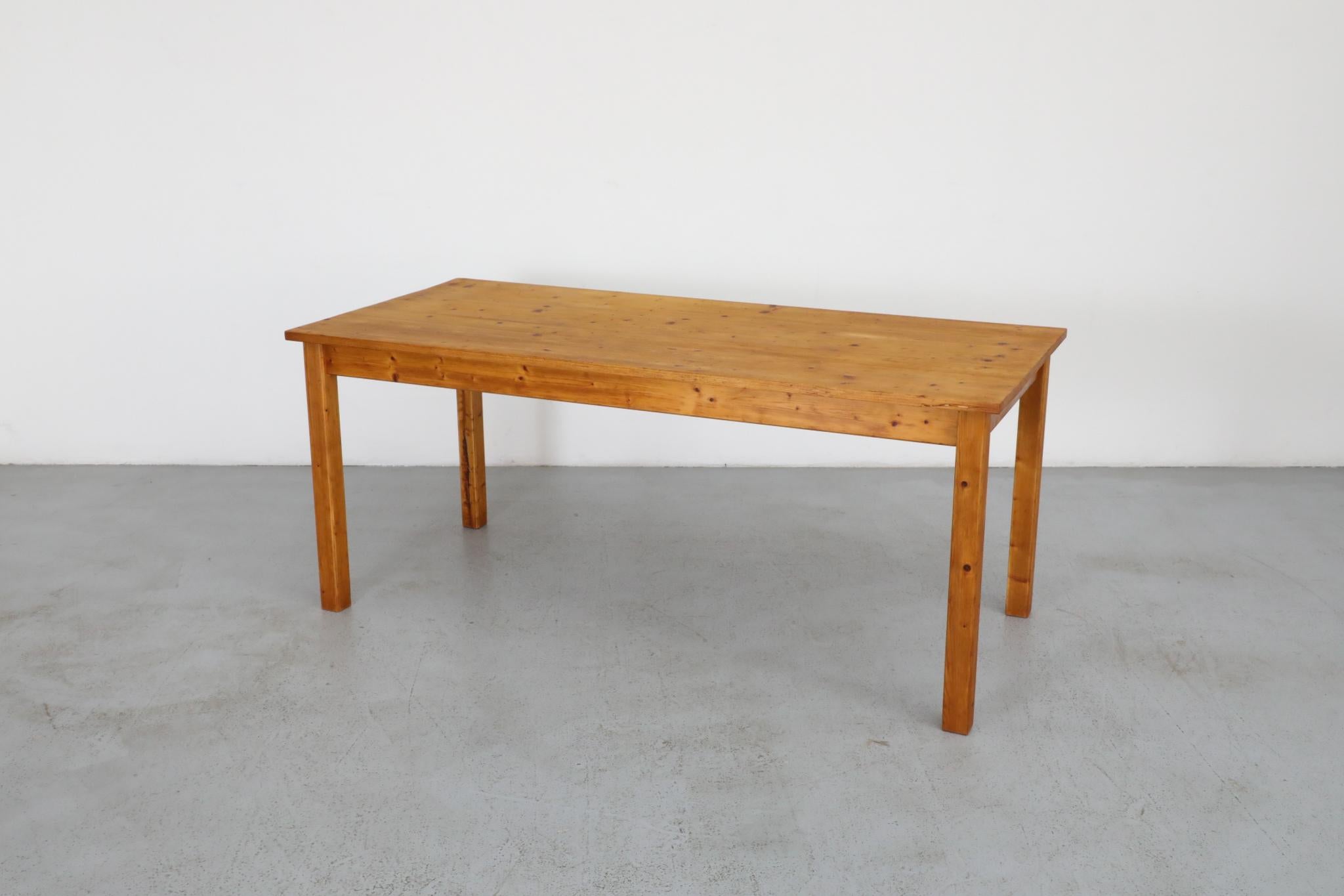 Ilmari Tapiovaara-Stil Kiefernholz-Bauerntisch oder Schreibtisch mit schöner Holzmaserung im Angebot 1