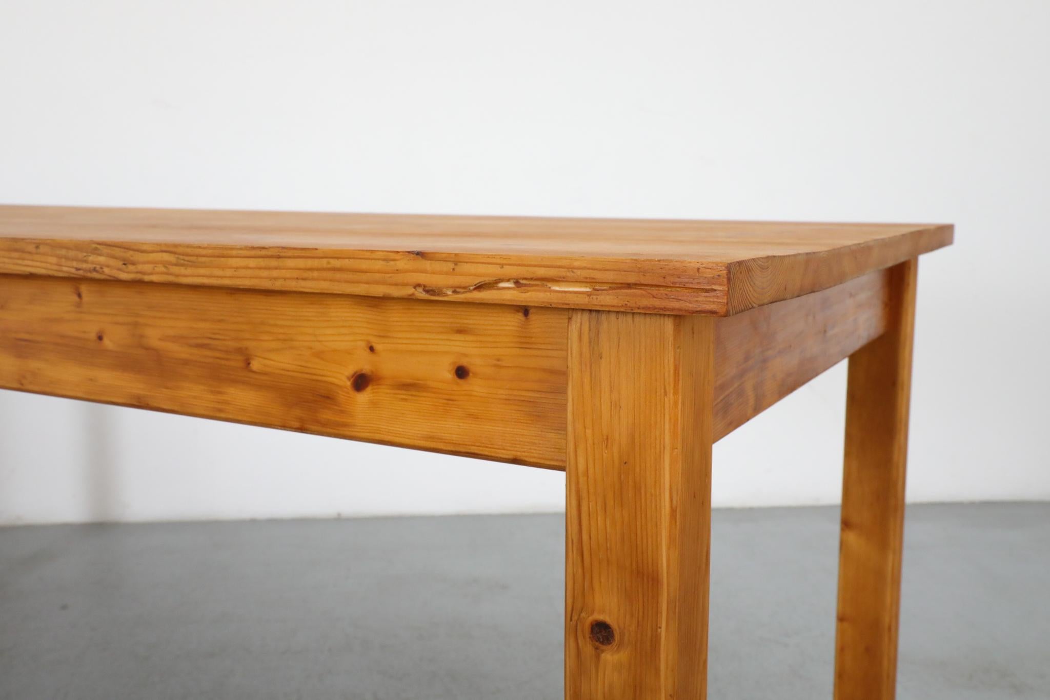Ilmari Tapiovaara-Stil Kiefernholz-Bauerntisch oder Schreibtisch mit schöner Holzmaserung im Angebot 3