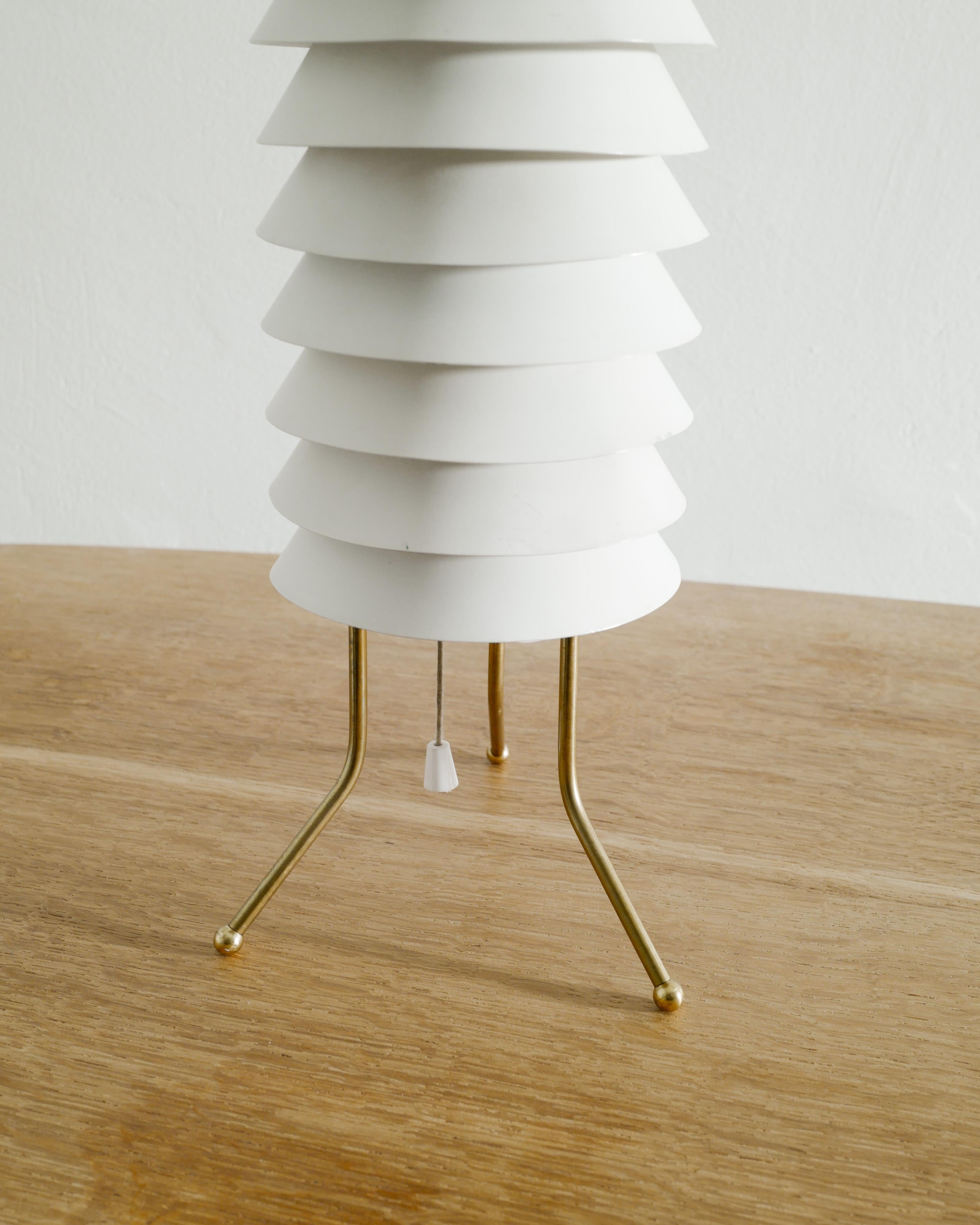 Scandinavo moderno Lampada da tavolo Ilmari Tapiovaara 