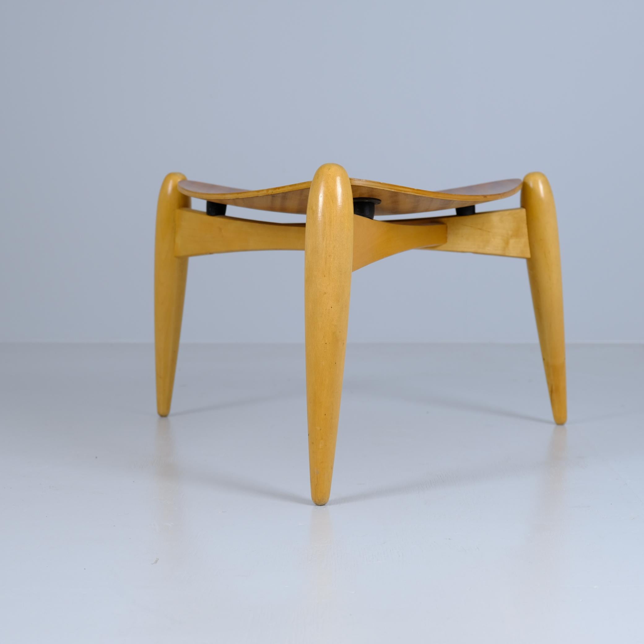 Ilmari Tapiovaara Tale Hocker mit Sitz aus formpressiertem Sperrholz, Asko 1950er Jahre (Skandinavische Moderne) im Angebot
