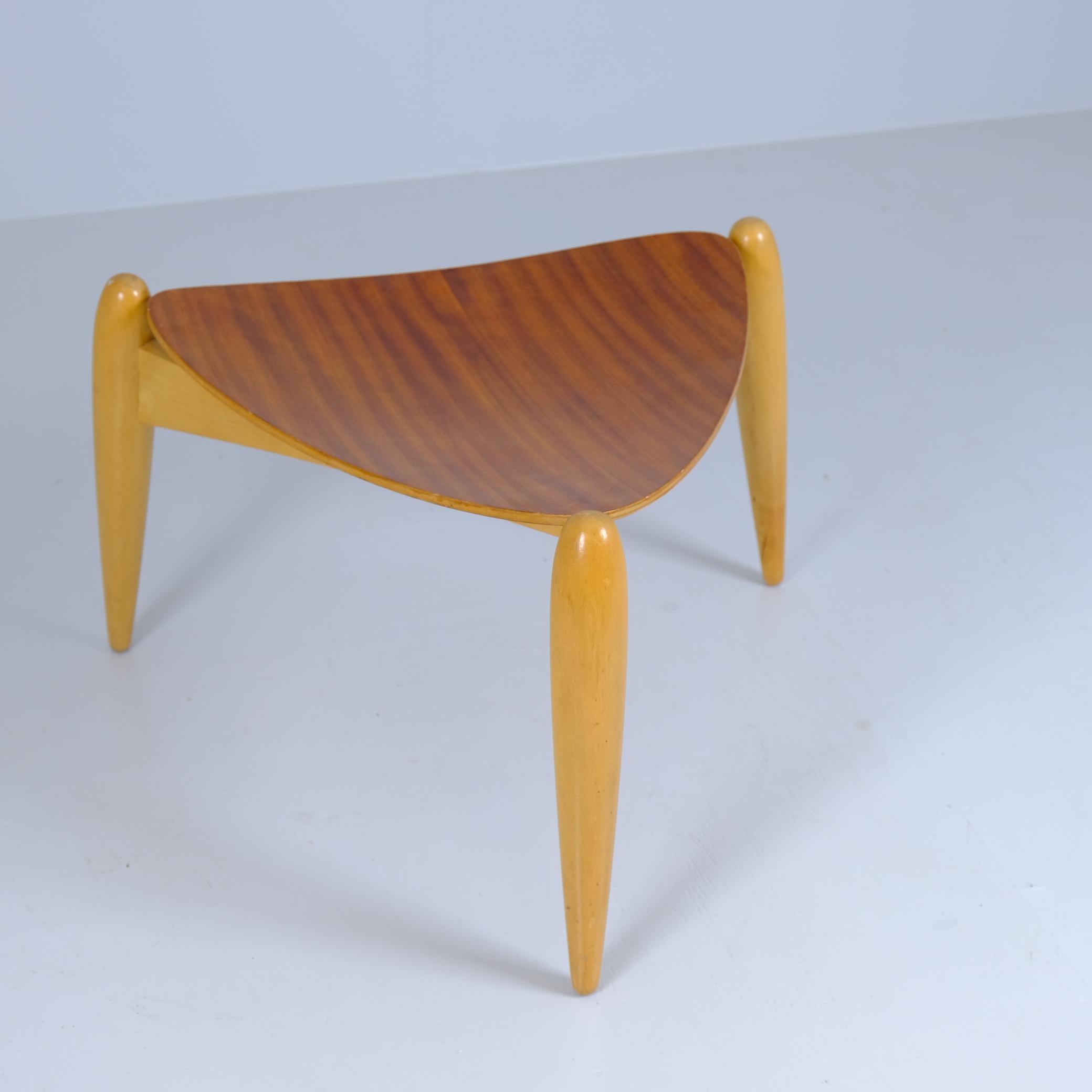 Ilmari Tapiovaara Tale Hocker mit Sitz aus formpressiertem Sperrholz, Asko 1950er Jahre im Zustand „Gut“ im Angebot in Helsinki, FI