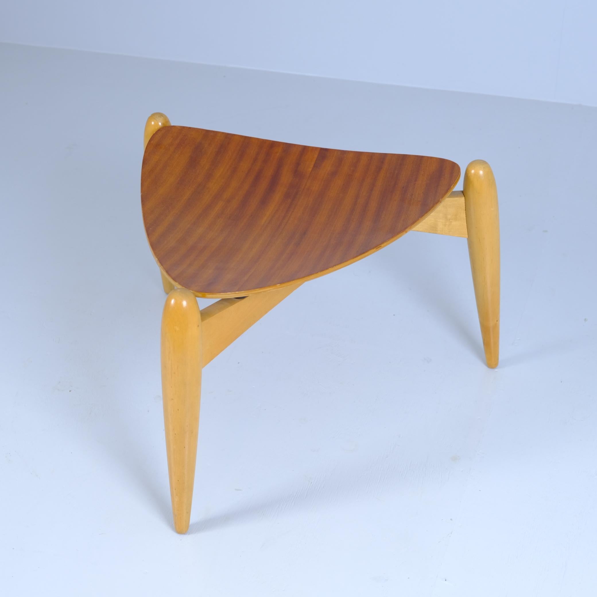 Ilmari Tapiovaara Tale Hocker mit Sitz aus formpressiertem Sperrholz, Asko 1950er Jahre (Mitte des 20. Jahrhunderts) im Angebot