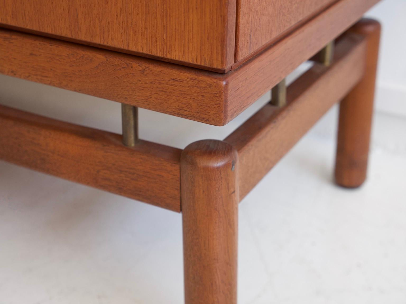 Credenza Ilmari Tapiovaara in teak con dettagli in tessuto e ottone in vendita 3