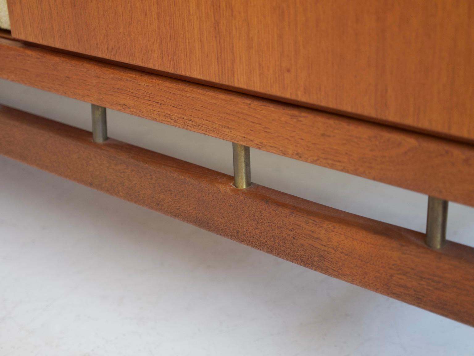 Ilmari Tapiovaara Sideboard aus Teakholz mit Stoff- und Messingdetails im Angebot 5