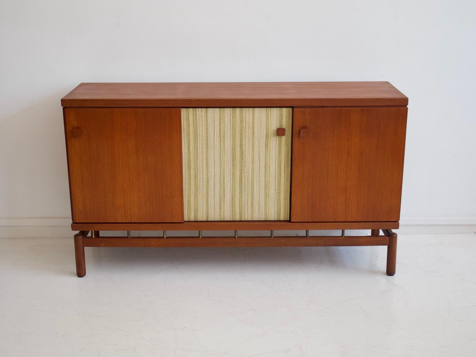 Mid-Century moderno Credenza Ilmari Tapiovaara in teak con dettagli in tessuto e ottone in vendita
