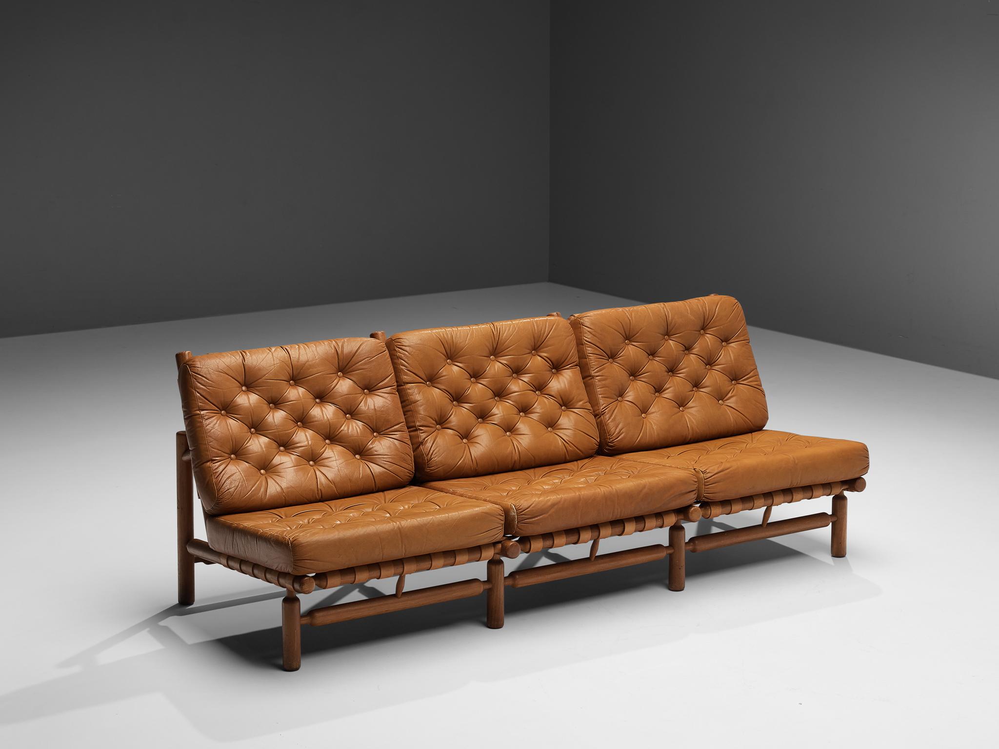 Scandinave moderne Canapé à trois places Ilmari Tapiovaara en cuir cognac et teck en vente