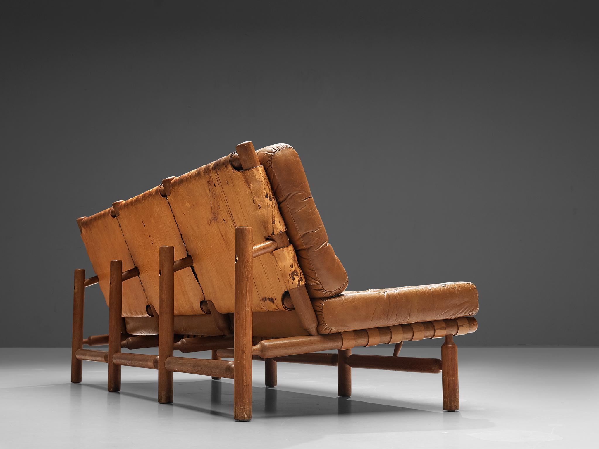 Ilmari Tapiovaara pour Esposizione La Permanente Mobili fabriqué par Paolo Arnaboldi, canapé, teck, cuir, laiton, Italie, 1957.

Ce canapé trois places est conçu par le designer finlandais Ilmari Tapiovaara et a été présenté à l'atelier artisanal