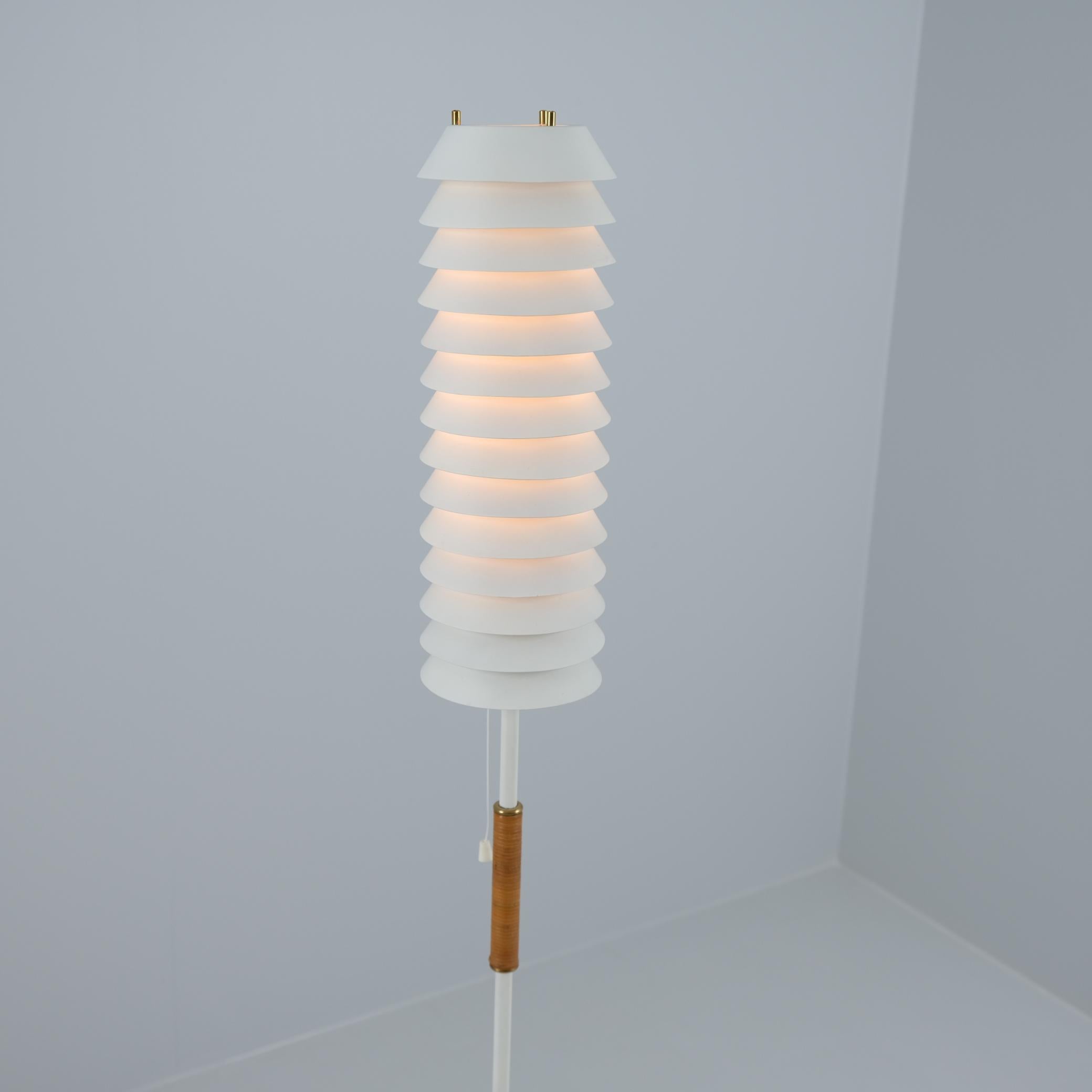 Ilmari Tapiovaara Weiß & Rattan Stehlampe Maya die Biene, Hienoteräs, Asko 1950er Jahre im Angebot 4