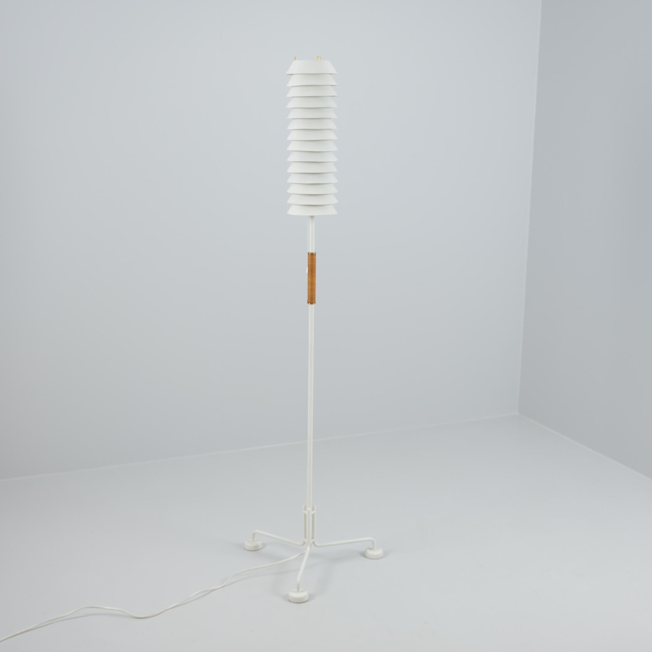 Ilmari Tapiovaara Weiß & Rattan Stehlampe Maya die Biene, Hienoteräs, Asko 1950er Jahre im Angebot 8