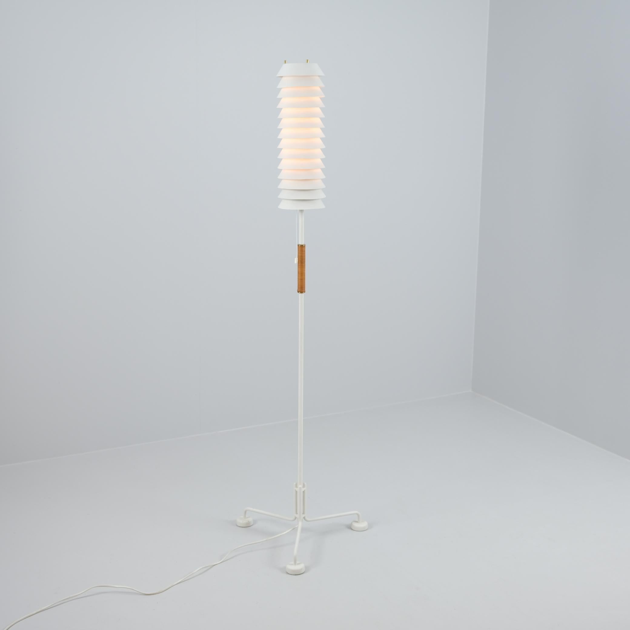 Ilmari Tapiovaara Weiß & Rattan Stehlampe Maya die Biene, Hienoteräs, Asko 1950er Jahre im Angebot 1
