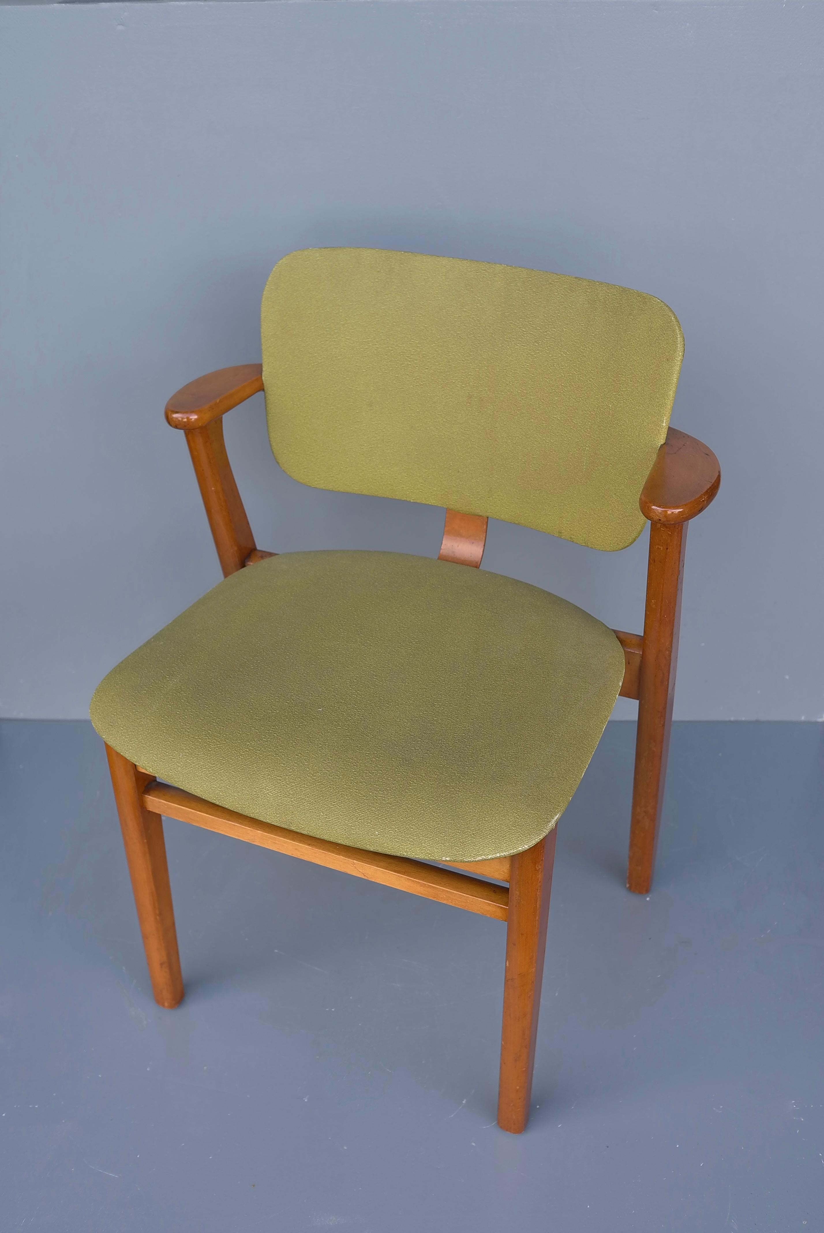 Mid-Century Modern Fauteuil Domus en bois Ilmari Tapiovaara, faux cuir vert, Finlande, années 1950 en vente