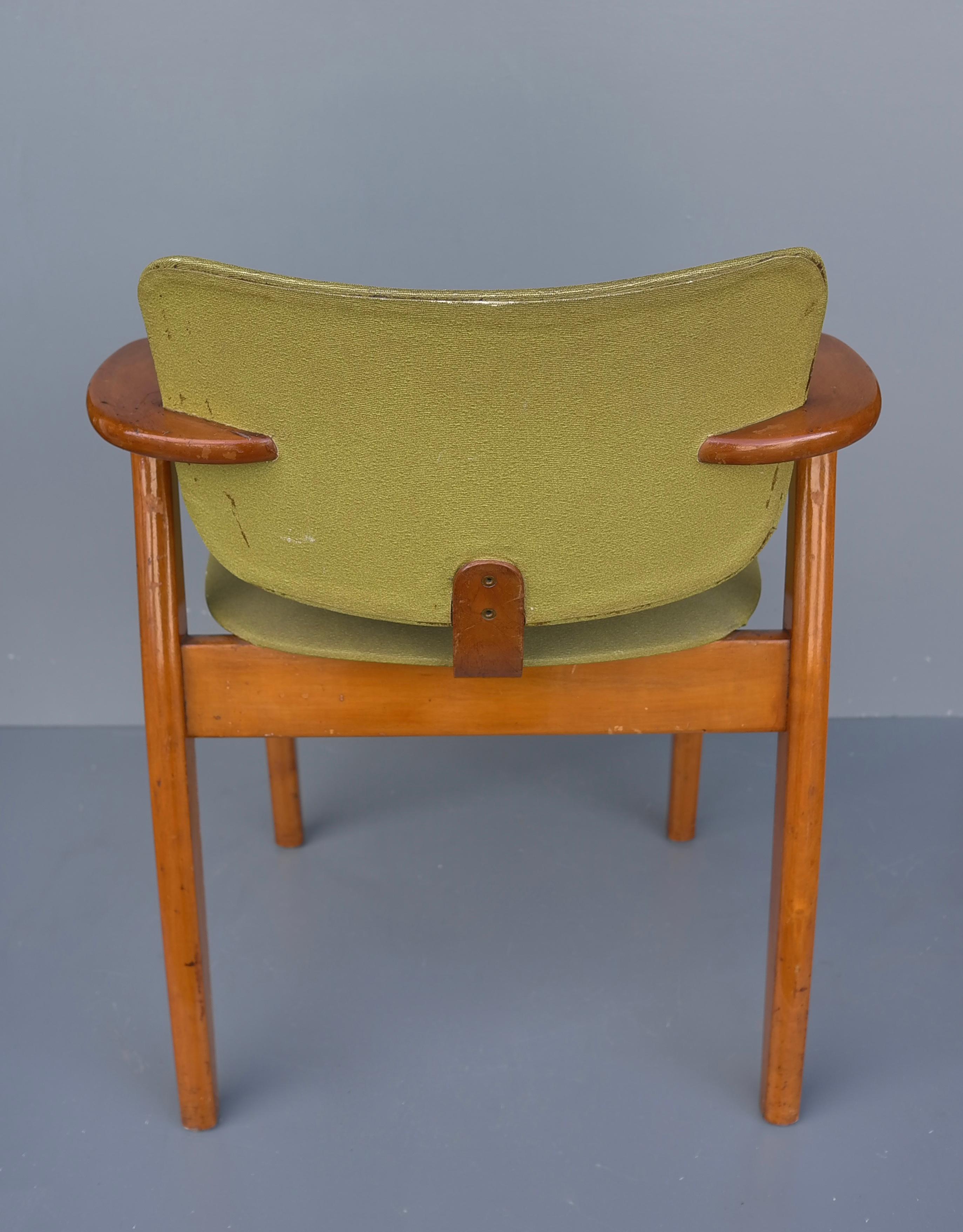 Finlandais Fauteuil Domus en bois Ilmari Tapiovaara, faux cuir vert, Finlande, années 1950 en vente