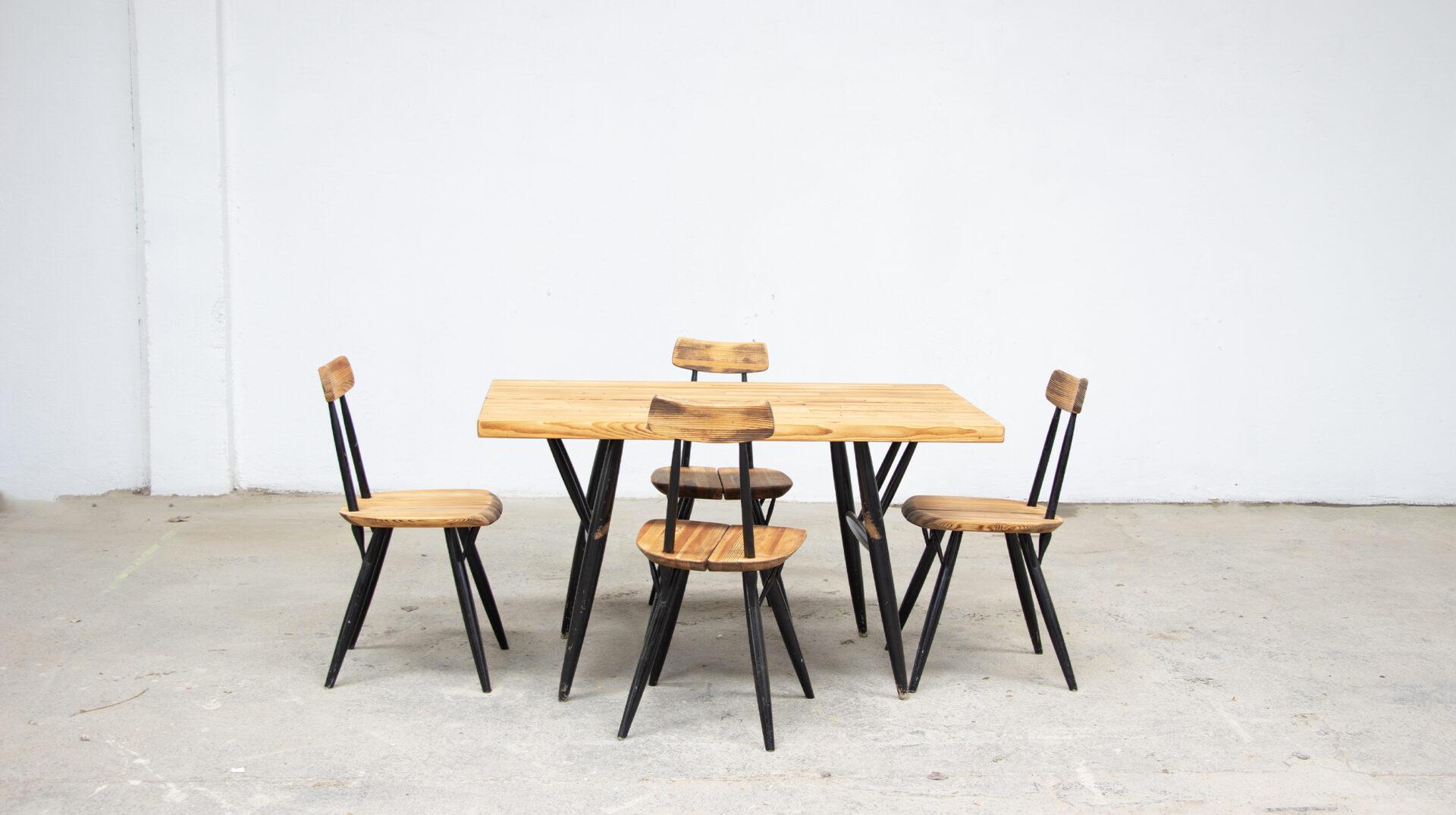Set da pranzo Ilmari Tapiovaara Pirkka edizione Laukaan Puu 
Tavolo e 4 sedie della fine degli anni '50 del designer finlandese Ilmari Tapiovaara. Modello Pirkka per il produttore Laakan Puu.

Piano del tavolo, sedute e schienali in pino finlandese