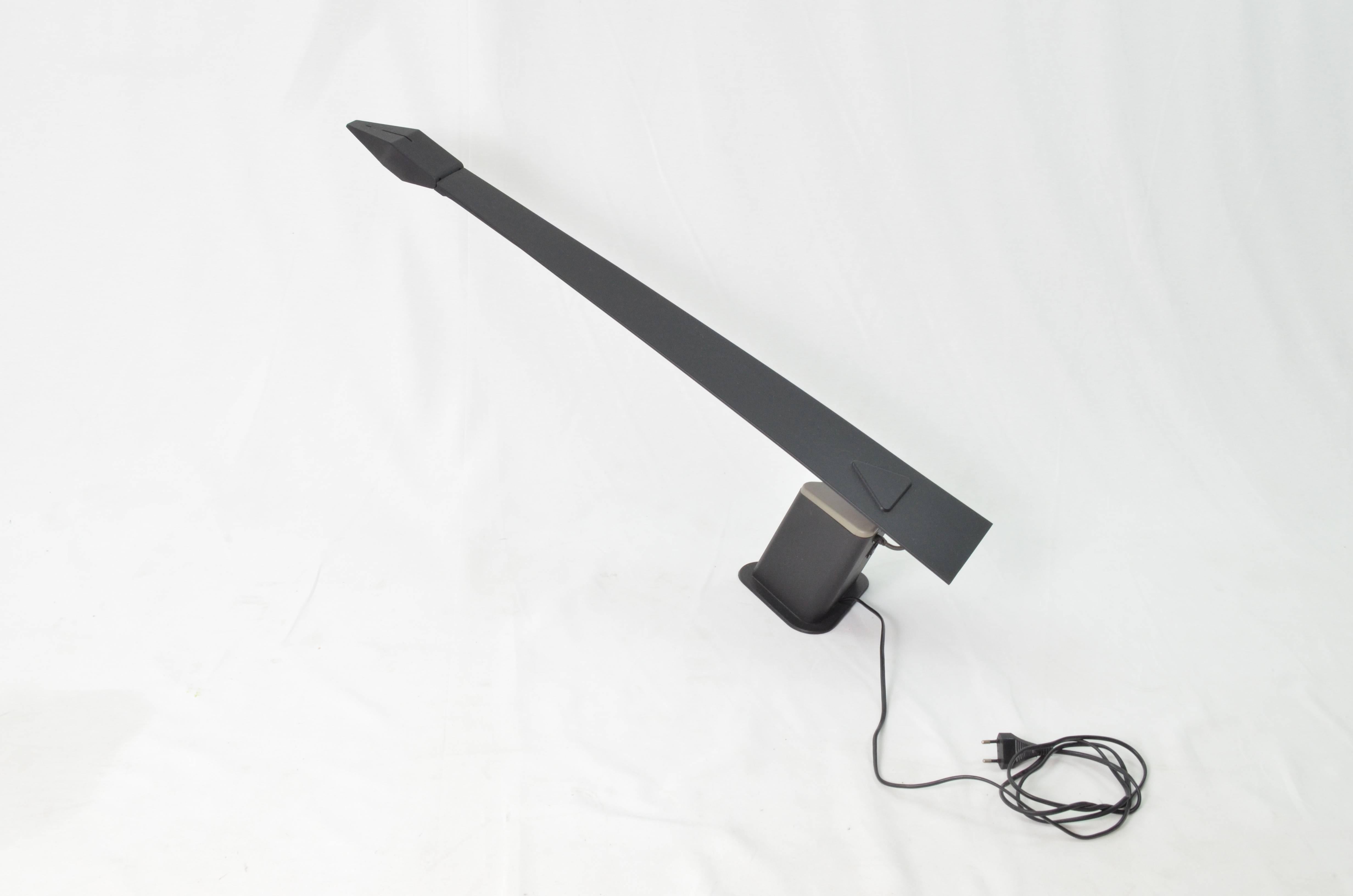 1980s Ilmo model table lamp, designed by Miriello Fogato. Inspired by Concorde aircraft. Black aluminum.
Design: Fogato Miriello in 1980s years, color black
Measures: Height 85 cm.
Length arm 87 cm.
Various positions adjustable.

Perfect as