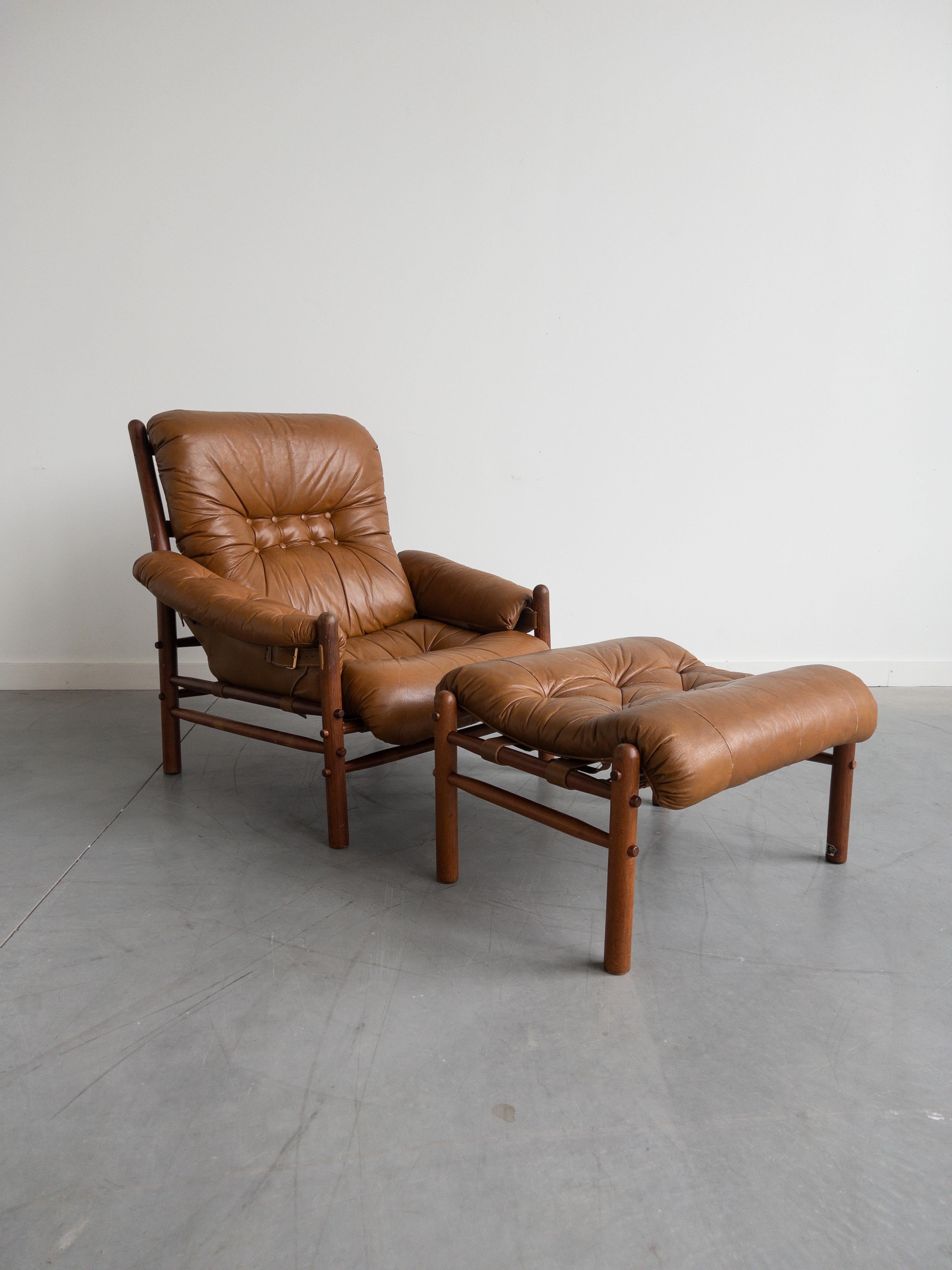 Sedia da salotto e ottomana Illona di Arne Norells per Scanform, Columbia in pelle marrone caramello.

Ottomano: 17 