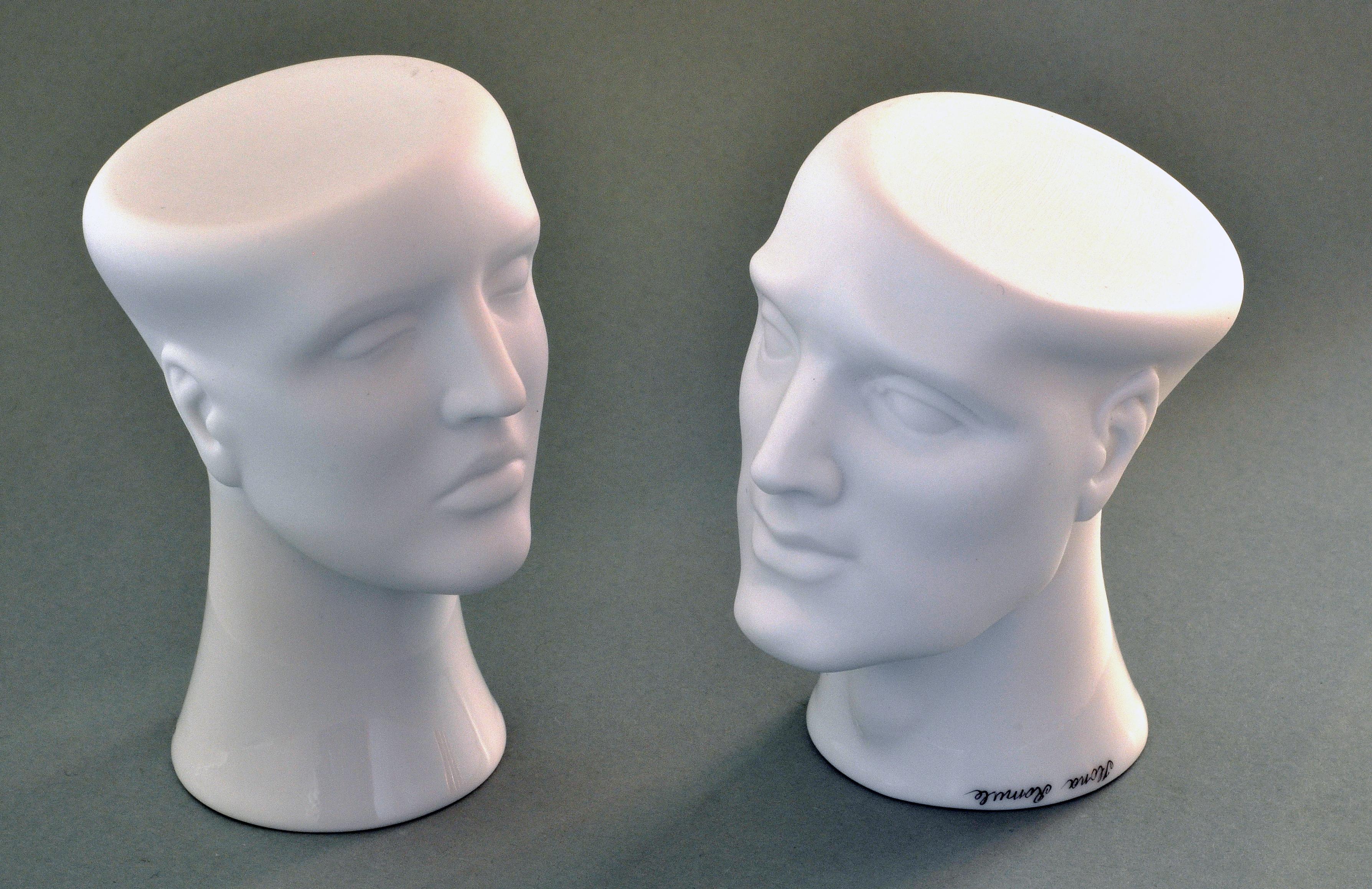 Pareja. Jarrones de porcelana 2 x h 9 cm - Figurative Sculpture Gris de Ilona Romule