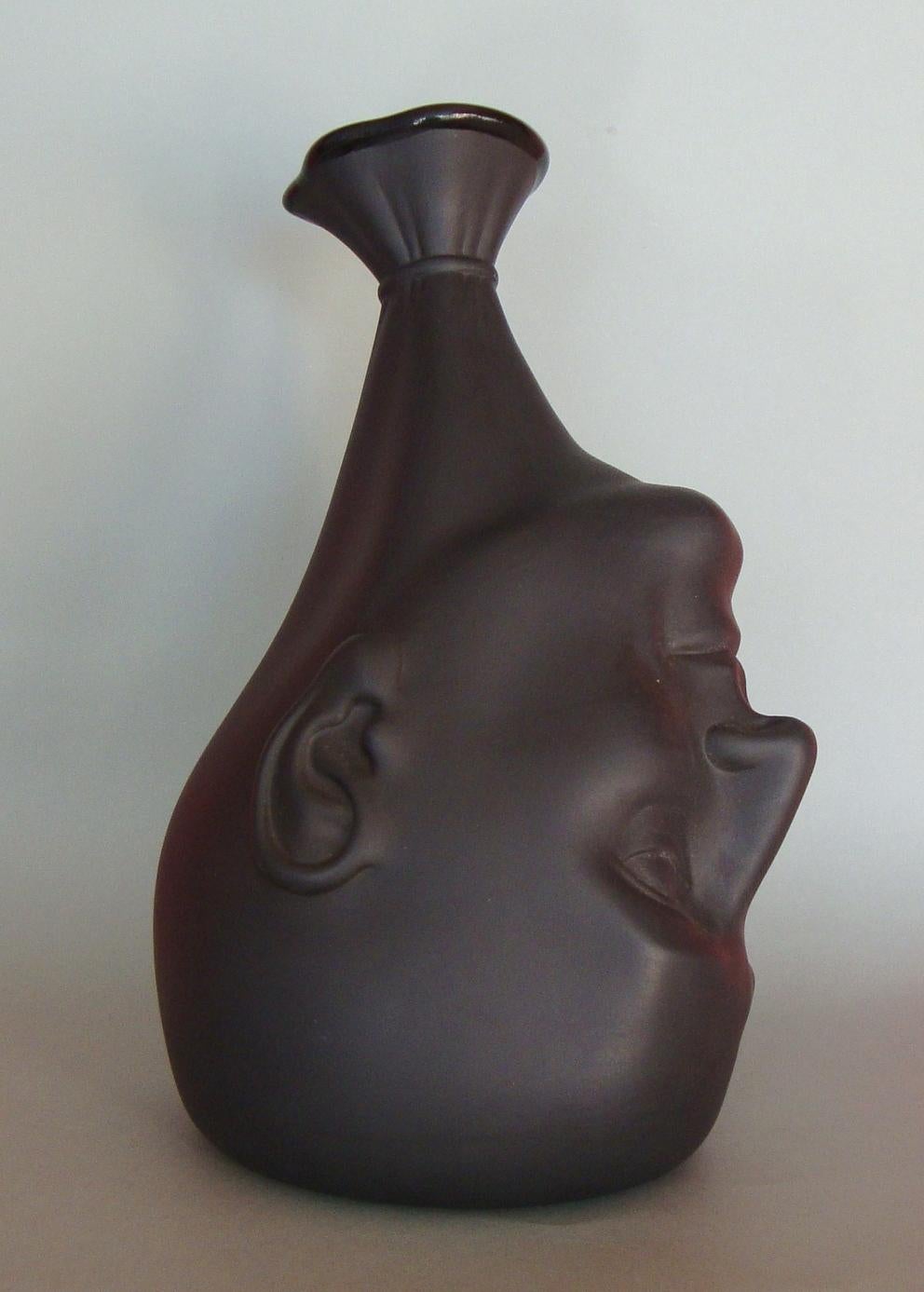 Vase. A man's head (black)  Porcelain, h 24 cm  - Sculpture by Ilona Romule
