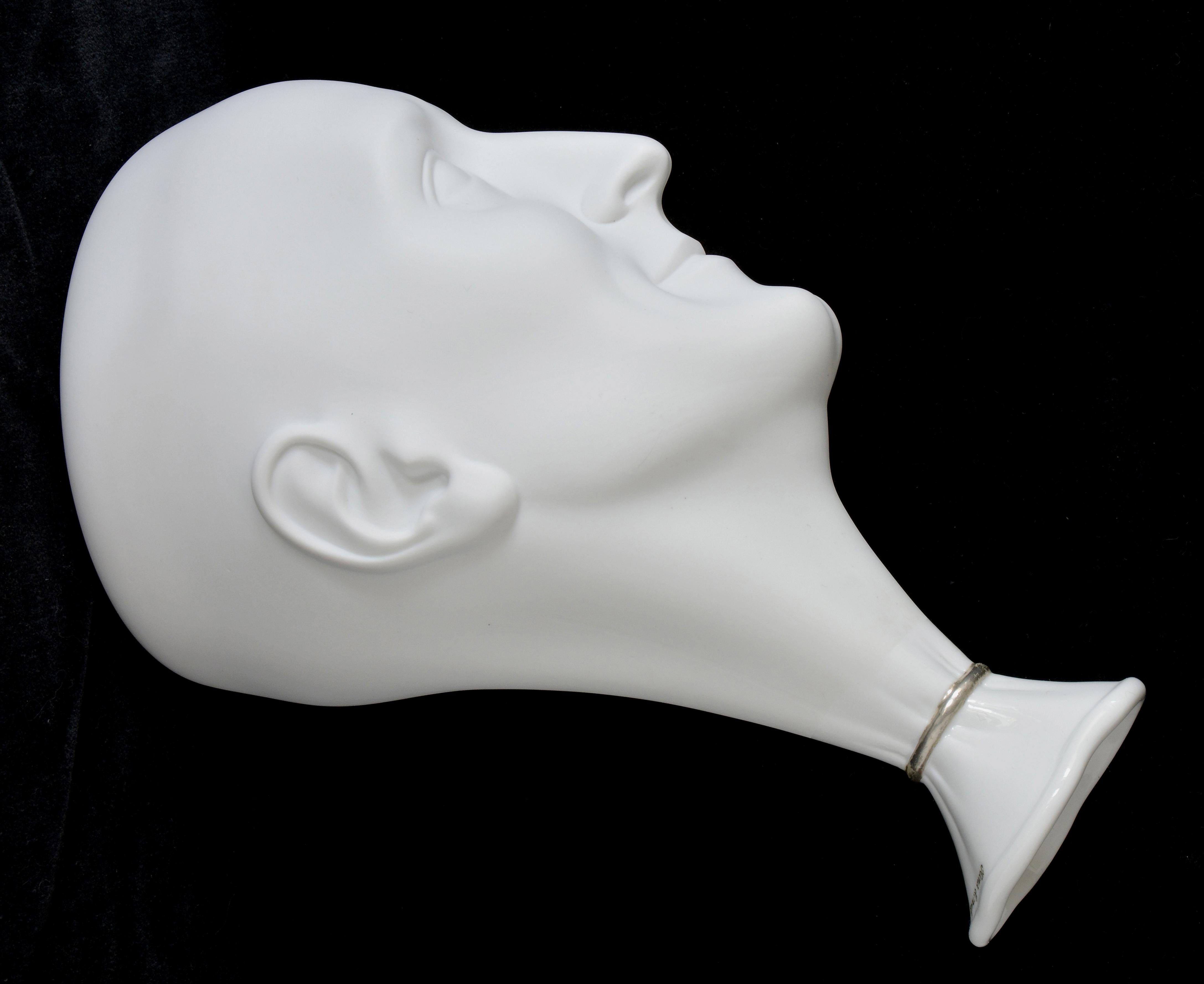 Vase. Une tête d'homme (blanche)  Porcelaine, h 22.5 cm  - Contemporain Sculpture par Ilona Romule