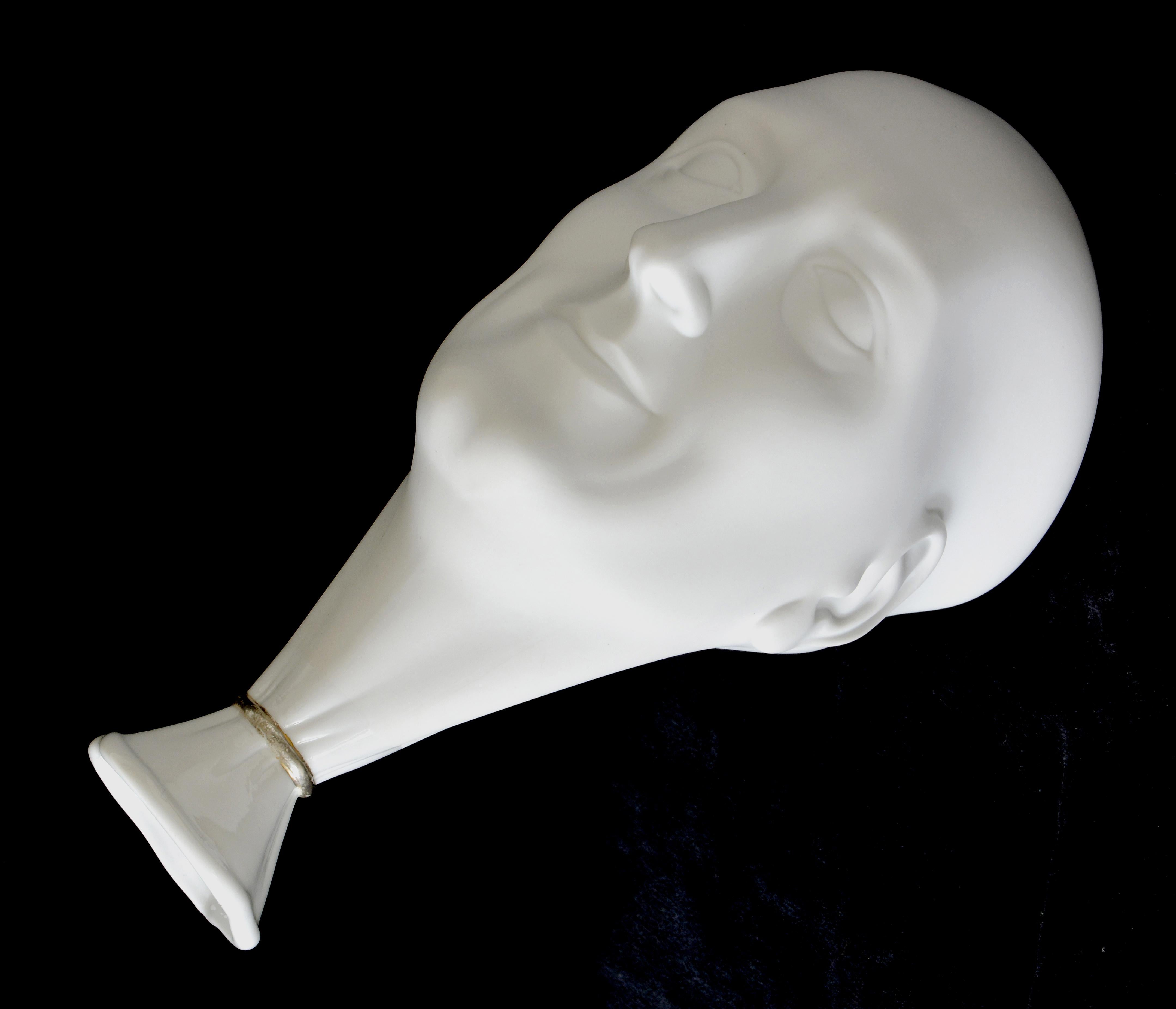 Vase. Une tête d'homme (blanche)

Porcelaine, h 22,5 cm 
par Ilona Romule, sculpteur de premier plan en Lettonie

Le vase présente l'interprétation artistique d'une tête d'homme, capturant ses caractéristiques et sa forme uniques. L'utilisation de