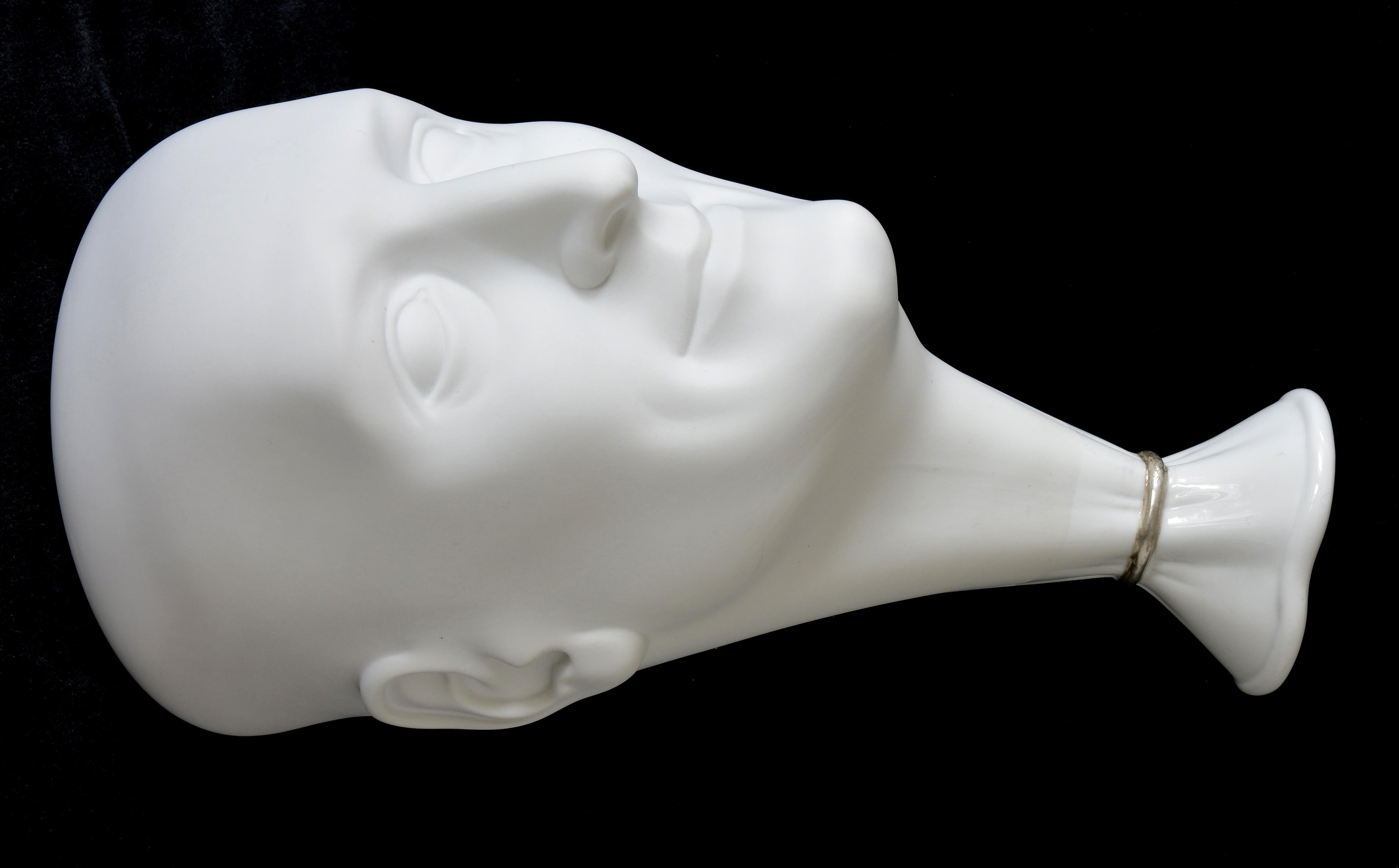 Vase. Une tête d'homme (blanche)  Porcelaine, h 22.5 cm  en vente 1