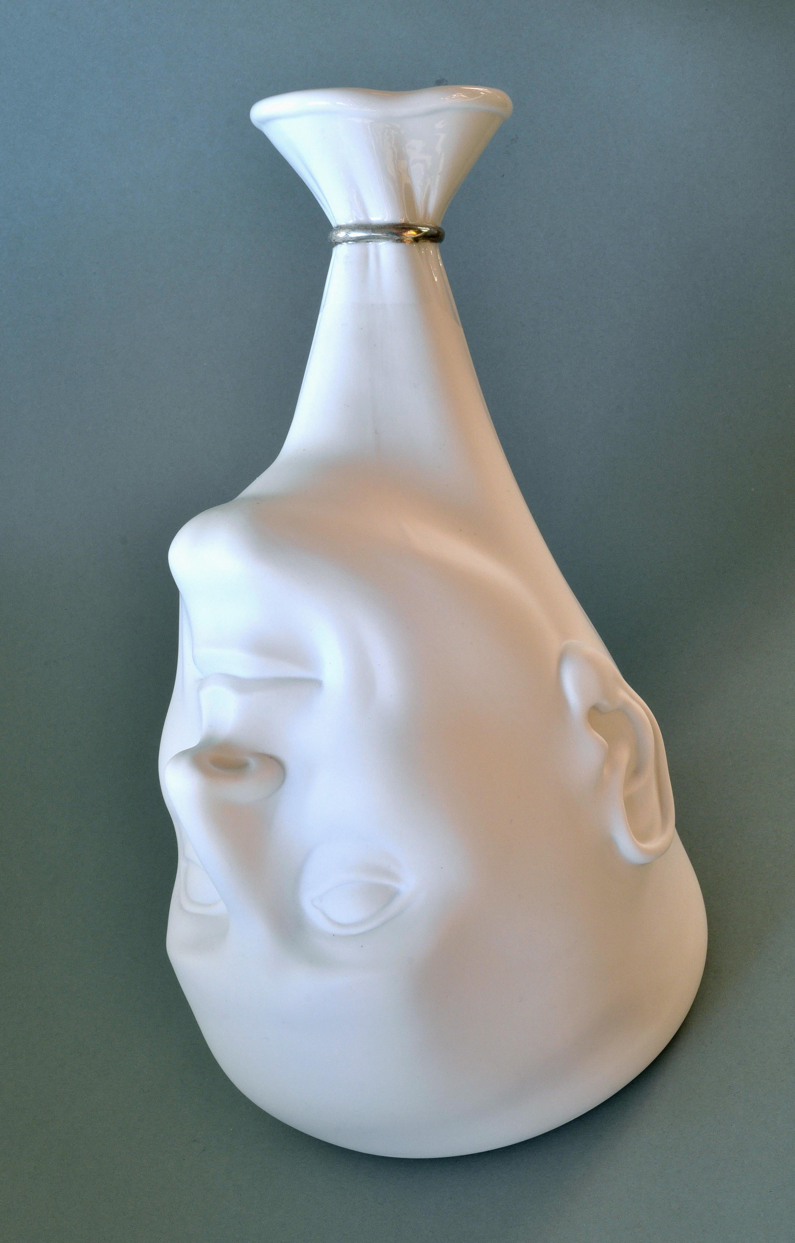 Figurative Sculpture Ilona Romule - Vase. Une tête d'homme (blanche)  Porcelaine, h 22.5 cm 