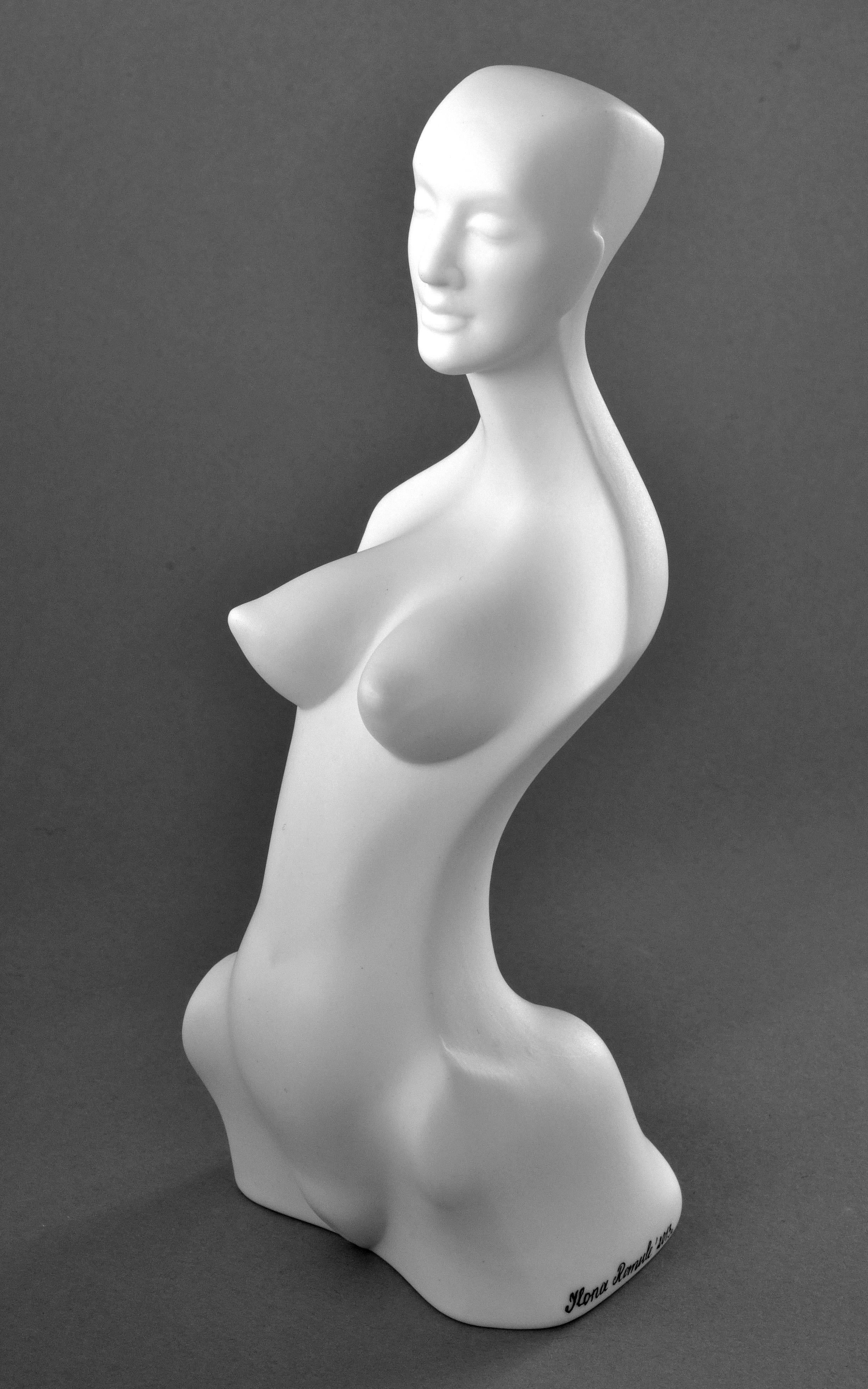 La figure de la femme. I  Porcelaine, h 17, 5 cm, 2013, - Contemporain Sculpture par Ilona Romule