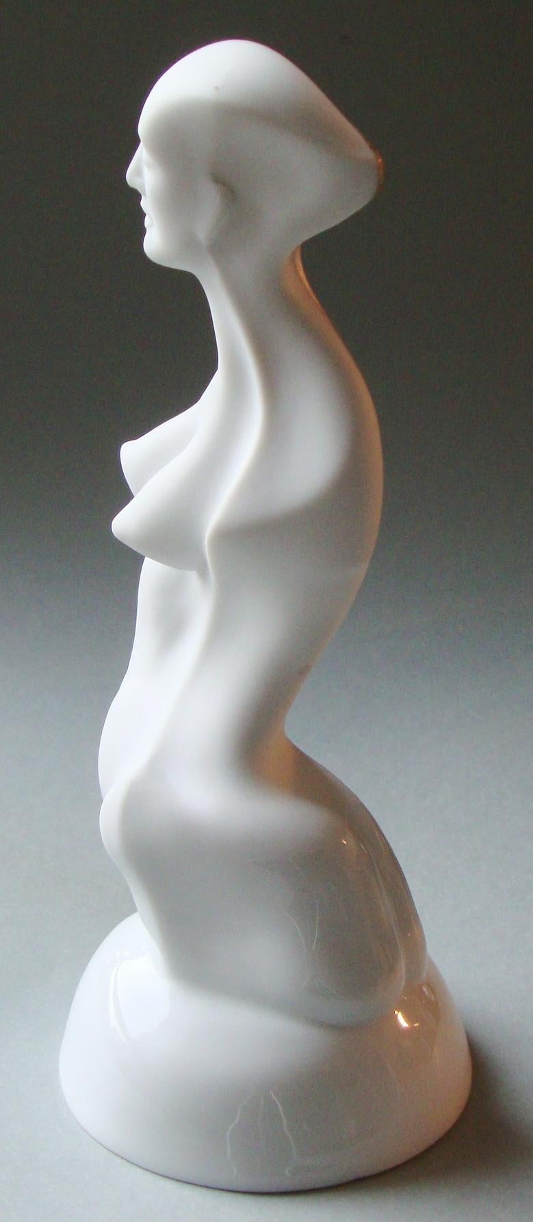 Frauenfigur auf einem Podest  Porzellan, Silber, H 20 cm – Sculpture von Ilona Romule