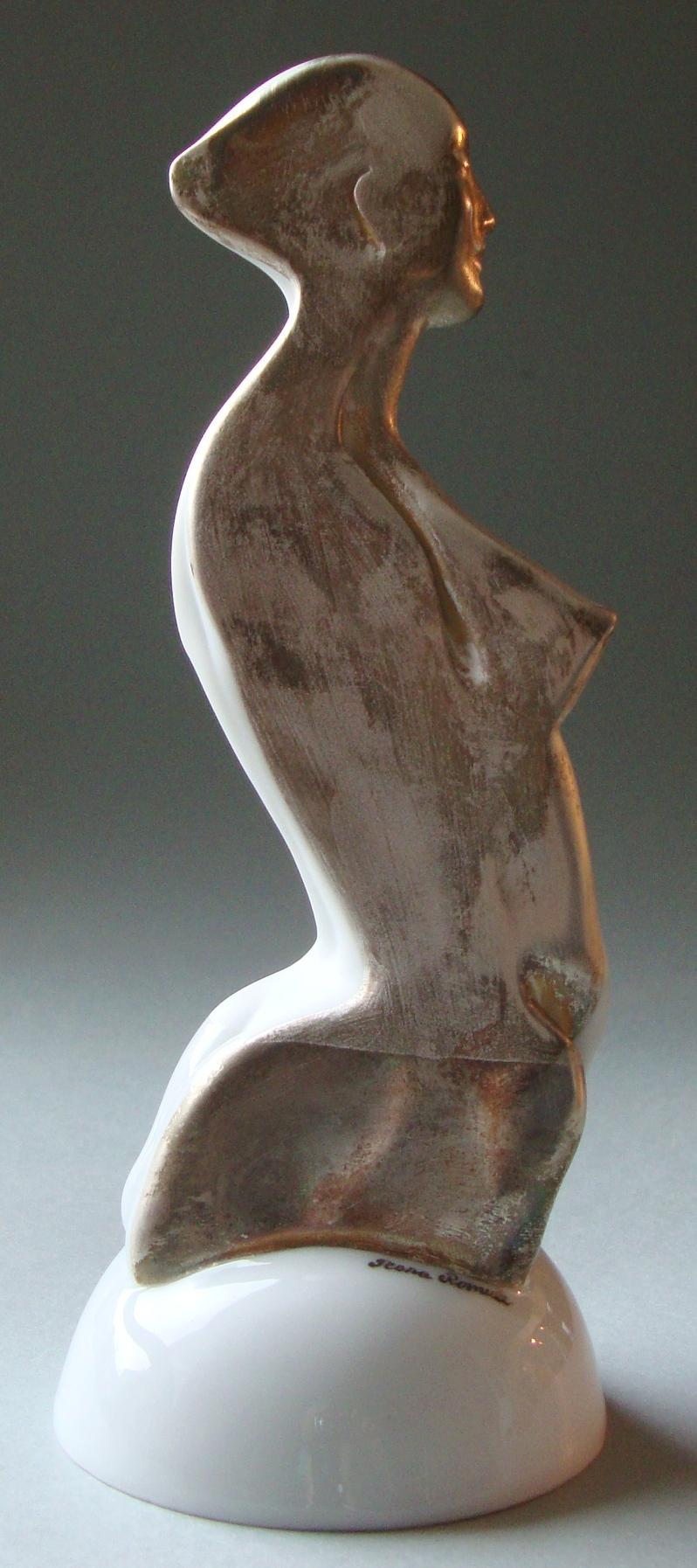 Frauenfigur auf einem Podest

Porzellan, Silber, H 20 cm
von Ilona Romule, führende Bildhauerin in Lettland

Die 
