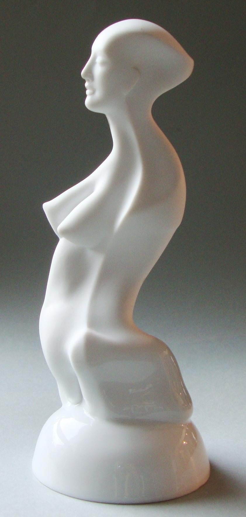 Nude Sculpture Ilona Romule - La figure de la femme sur un piédestal  Porcelaine, argent, h 20 cm