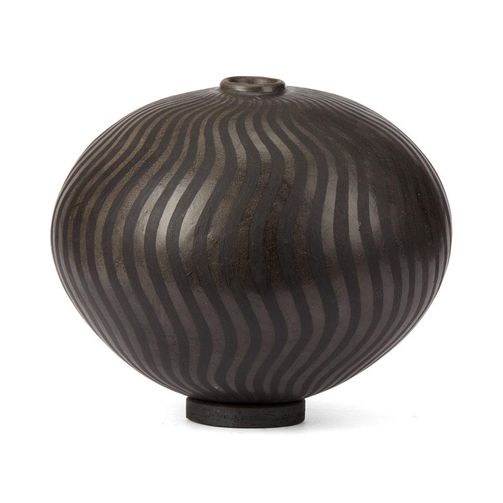 Ilona Sulikova Raku gebrannt schwarzes lineares Muster Studio Keramik Vase:: 20. Jahrhundert (Zentralamerikanisch)