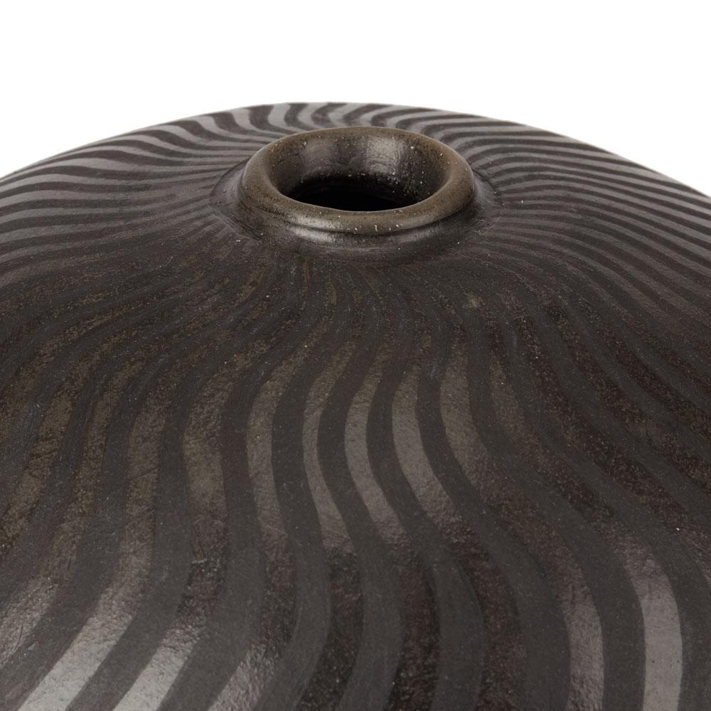 Ilona Sulikova Raku gebrannt schwarzes lineares Muster Studio Keramik Vase:: 20. Jahrhundert 3