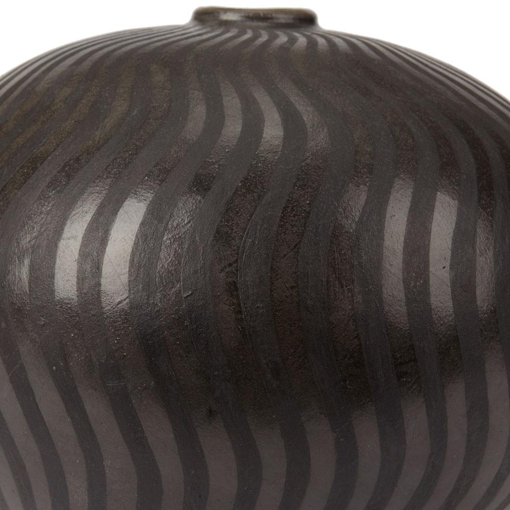 Ilona Sulikova Raku gebrannt schwarzes lineares Muster Studio Keramik Vase:: 20. Jahrhundert 4