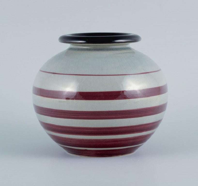 Ilse Claesson für Rörstrand, handbemalte Art-Déco-Vase aus Steingut.
1930s.
In sehr gutem Zustand.
Markiert.
Abmessungen: D 16,0 x H 13,0 cm.