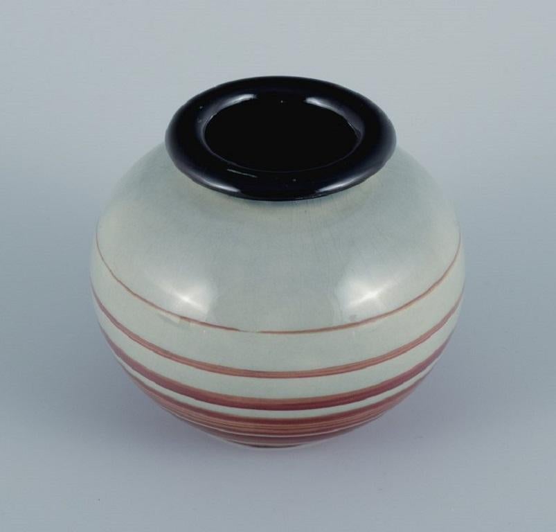 Ilse Claesson for Rörstrand, hand painted Art Deco vase in earthenware.
1930s.
In great condition.
Marked.
Dimensions: D 11.0 x H 9.5 cm.