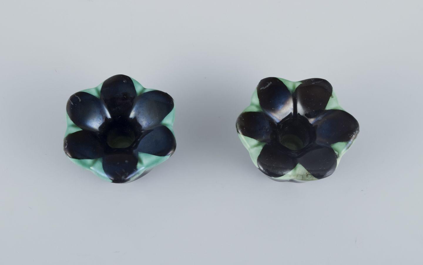 Art déco Ilse Claesson pour Rörstrand. Paire de petits chandeliers en faïence émaillée. en vente