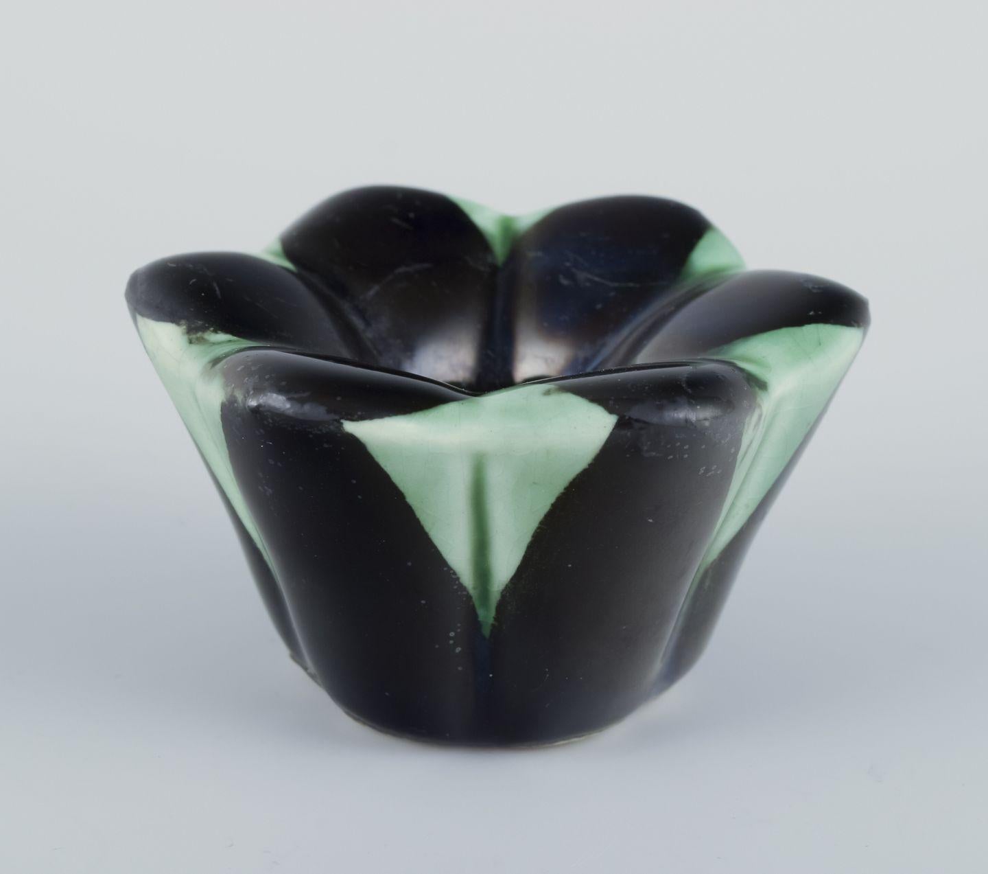 Suédois Ilse Claesson pour Rörstrand. Paire de petits chandeliers en faïence émaillée. en vente