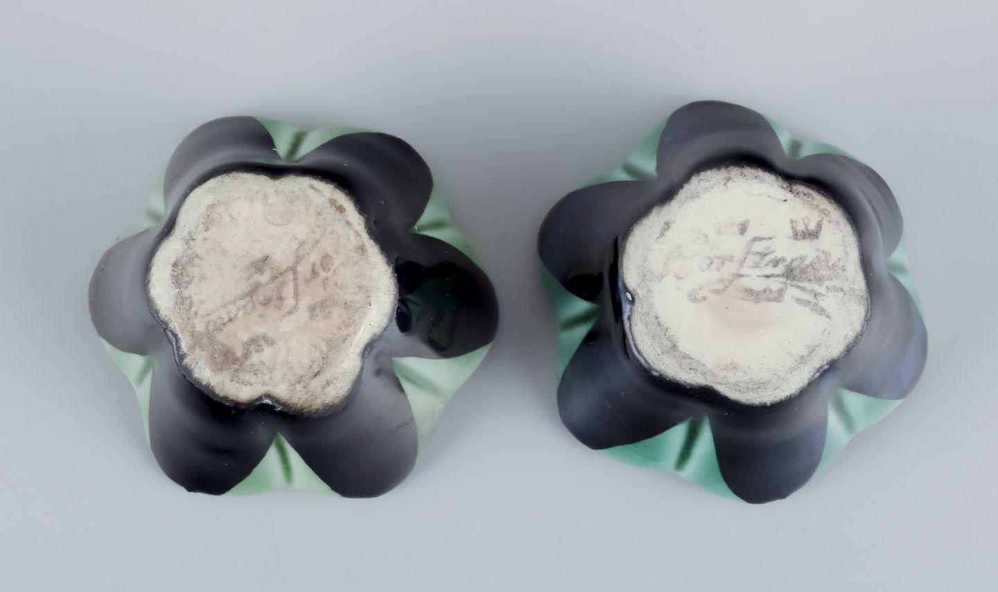Milieu du XXe siècle Ilse Claesson pour Rörstrand. Paire de petits chandeliers en faïence émaillée. en vente