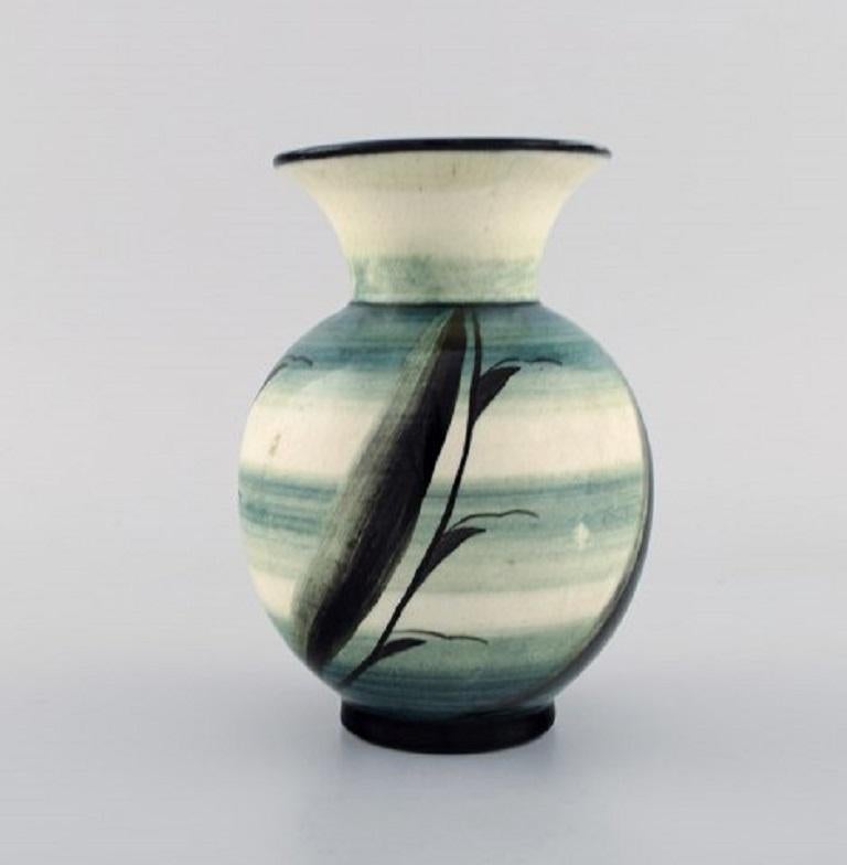 Ilse Claesson pour Rörstrand. Rare vase en céramique émaillée. Feuilles sur un fond vert et crème, années 1920-1930.
Mesures : 15 x 10,5 cm.
En parfait état.
1ère qualité d'usine.
Estampillé.