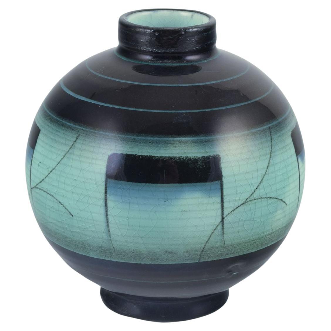 Ilse Claesson pour Rörstrand, Suède. Vase en faïence émaillée. Style Art déco.
