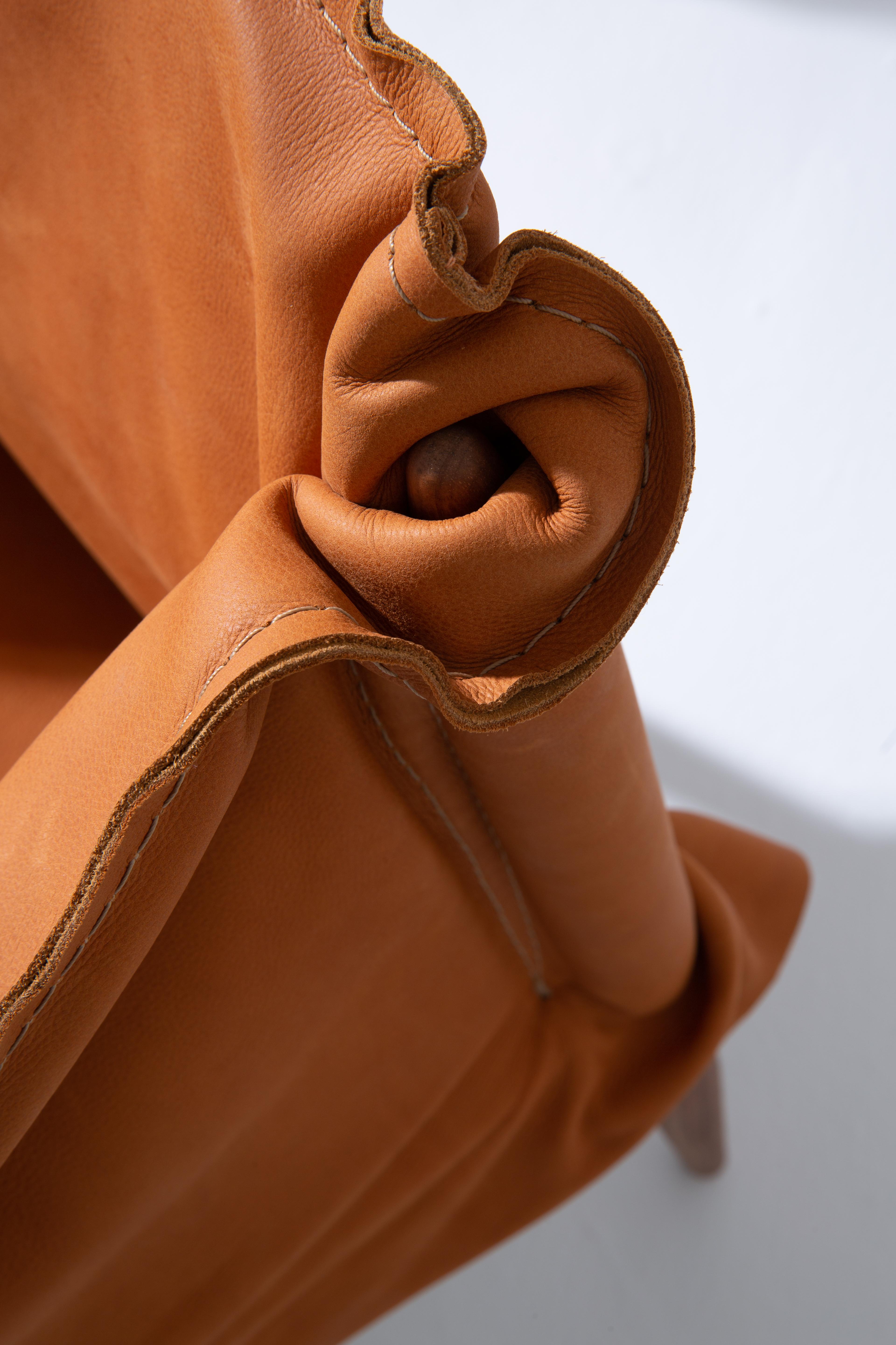 Disegnata da Ilse Lang, la sedia Capincho è un'evoluzione scultorea ispirata alle forme iconiche di Hans Wegner. Questo pezzo espressivo è caratterizzato da una 