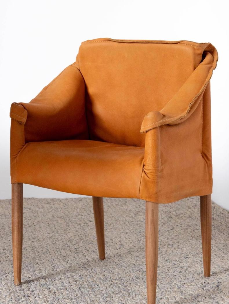 Brasiliano Sedia Ilse Lang Capincho - Ispirata a Hans Wegner con una pelle tessile avvolgente in vendita