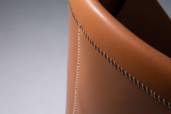 +55design Molded Leather Dining Chair – Sculptural Comfort & Timeless Craft
