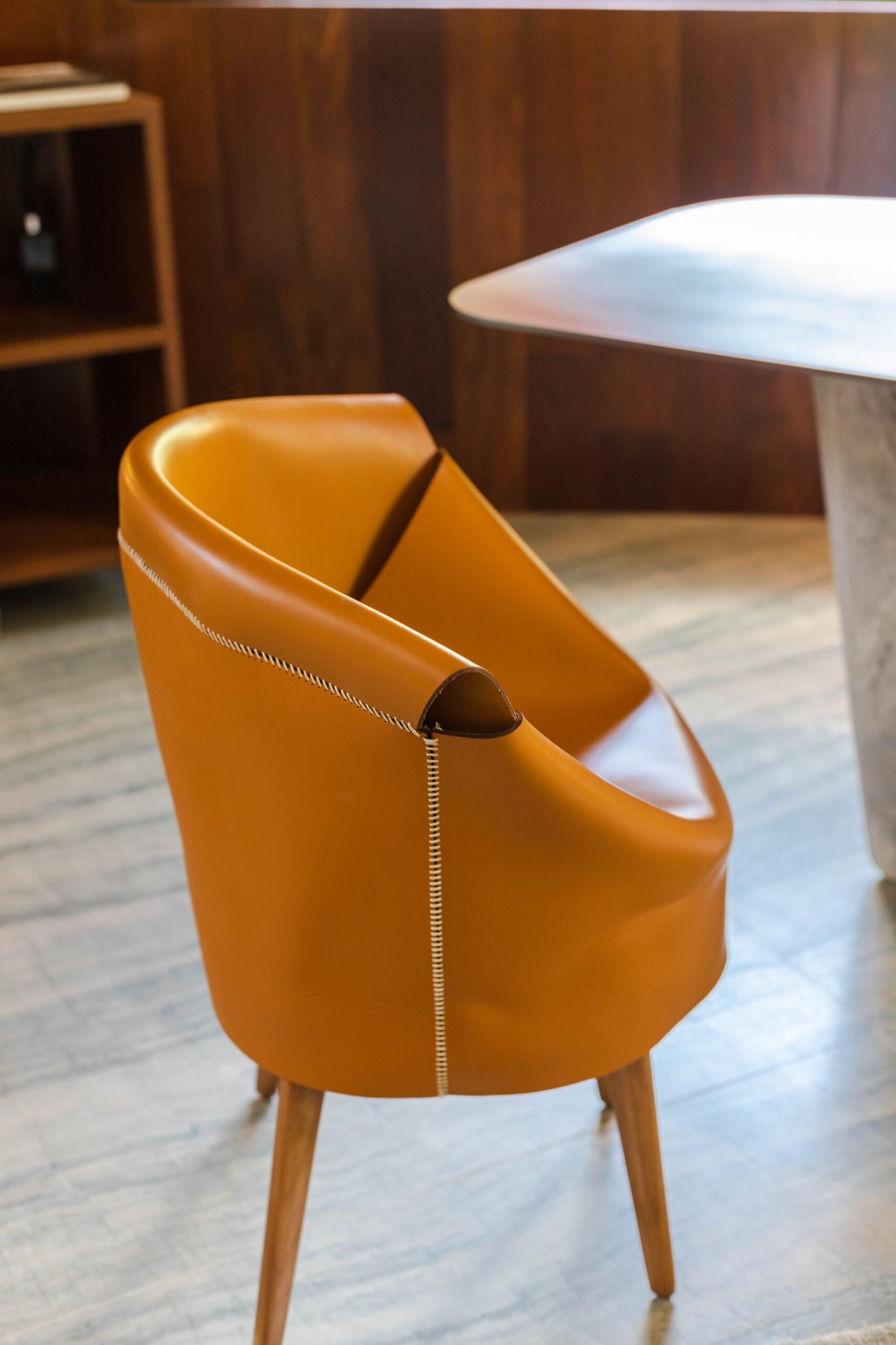 XXI secolo e contemporaneo Sedia da pranzo in pelle modellata Ilse Lang - Comfort scultoreo e artigianato senza tempo in vendita