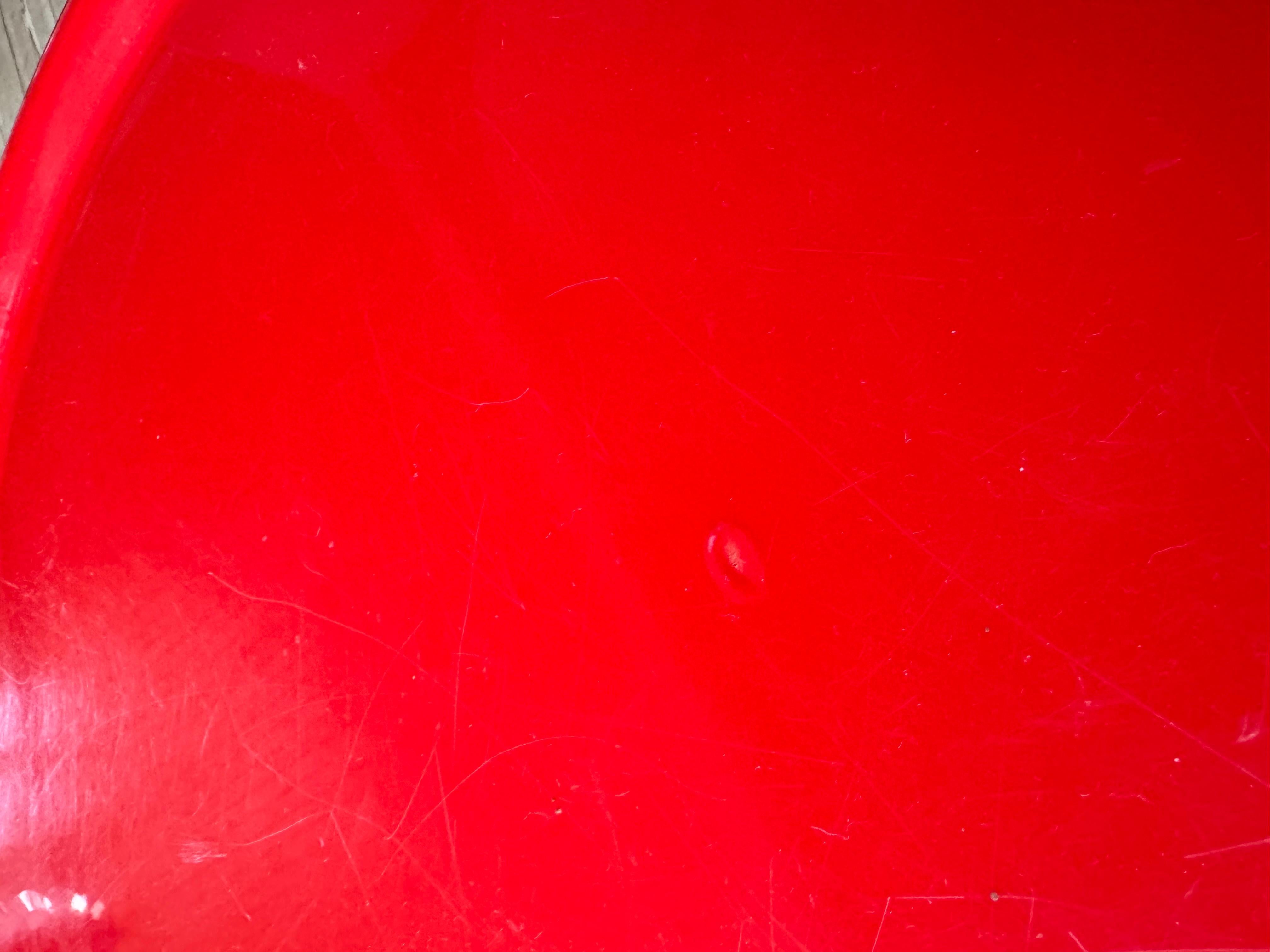 Table lumineuse Design-Light d'origine, conçue et fabriquée dans les années 1970 par Verner Panton pour Louis Poulsen Danemark.

Fabriquée en plastique rouge, cette table basse emblématique, ou plutôt cette grande table d'appoint, est une création